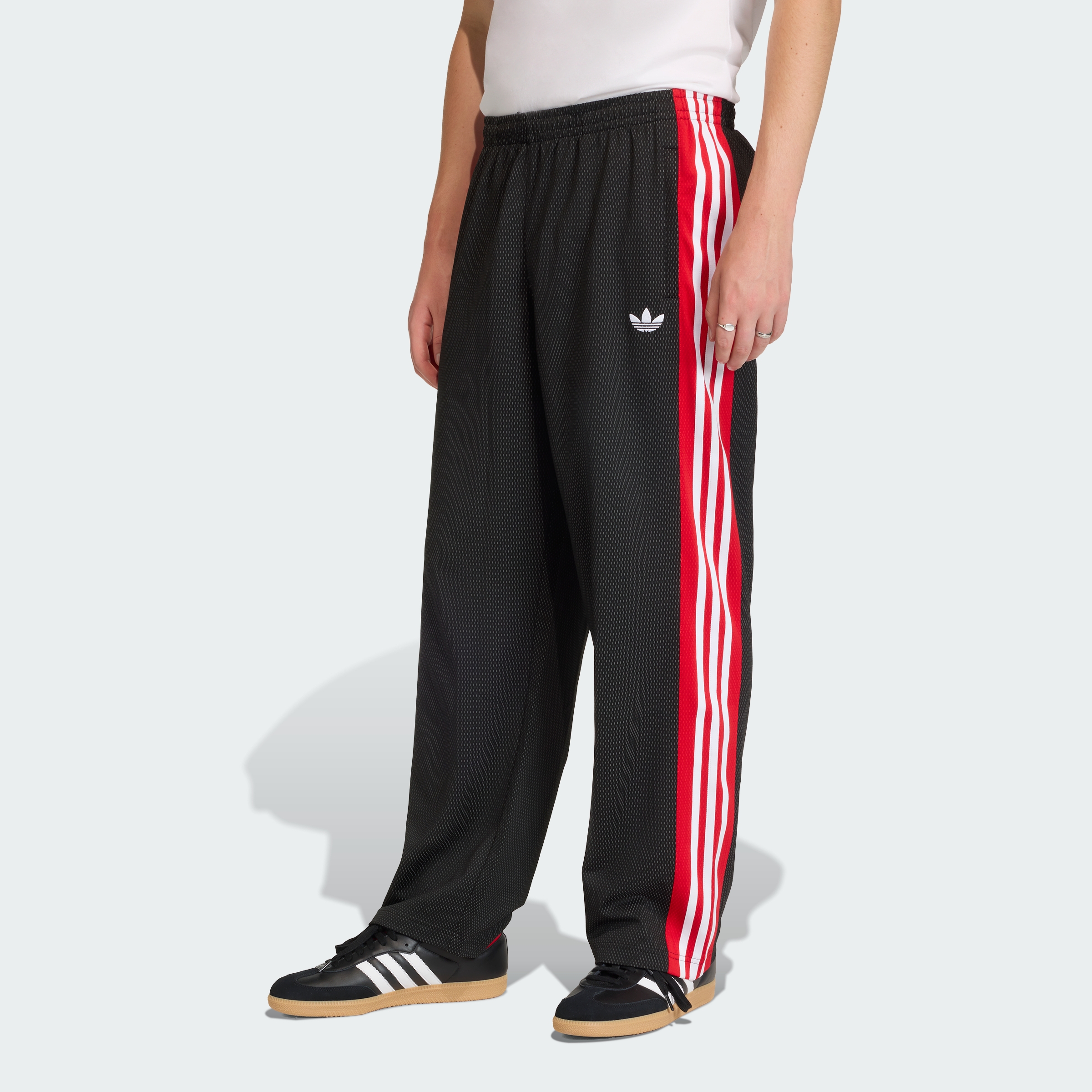 https://assets.adidas.com/images/dfbc2e3c4b8a4e799088716ad038192f_9366/KE0117_000_plp_model.jpgKE0117_000_plp_model.jpg