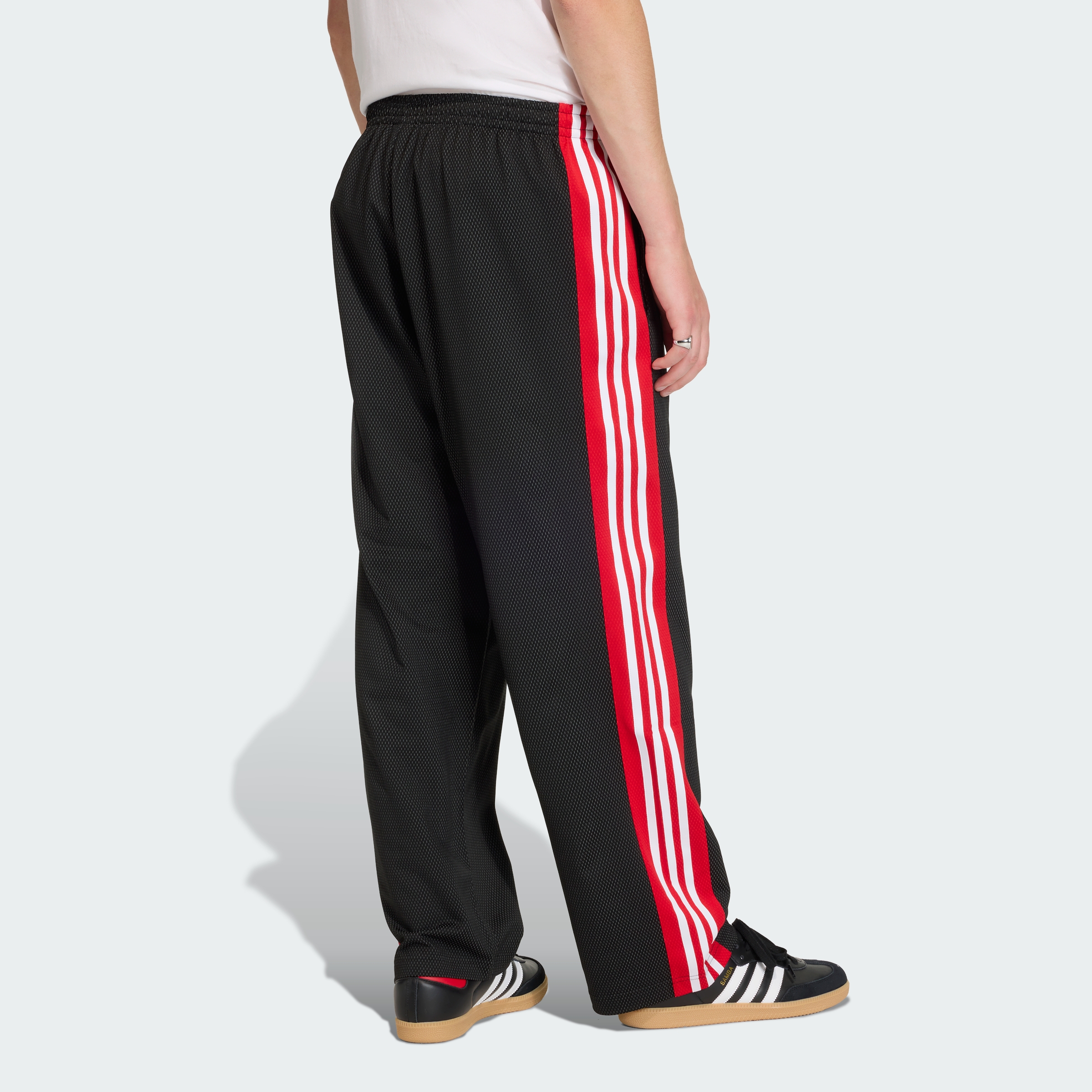 https://assets.adidas.com/images//09b485ae2d3742b7998f50cca54044b4_9366/KE0117_23_hover_model.jpg