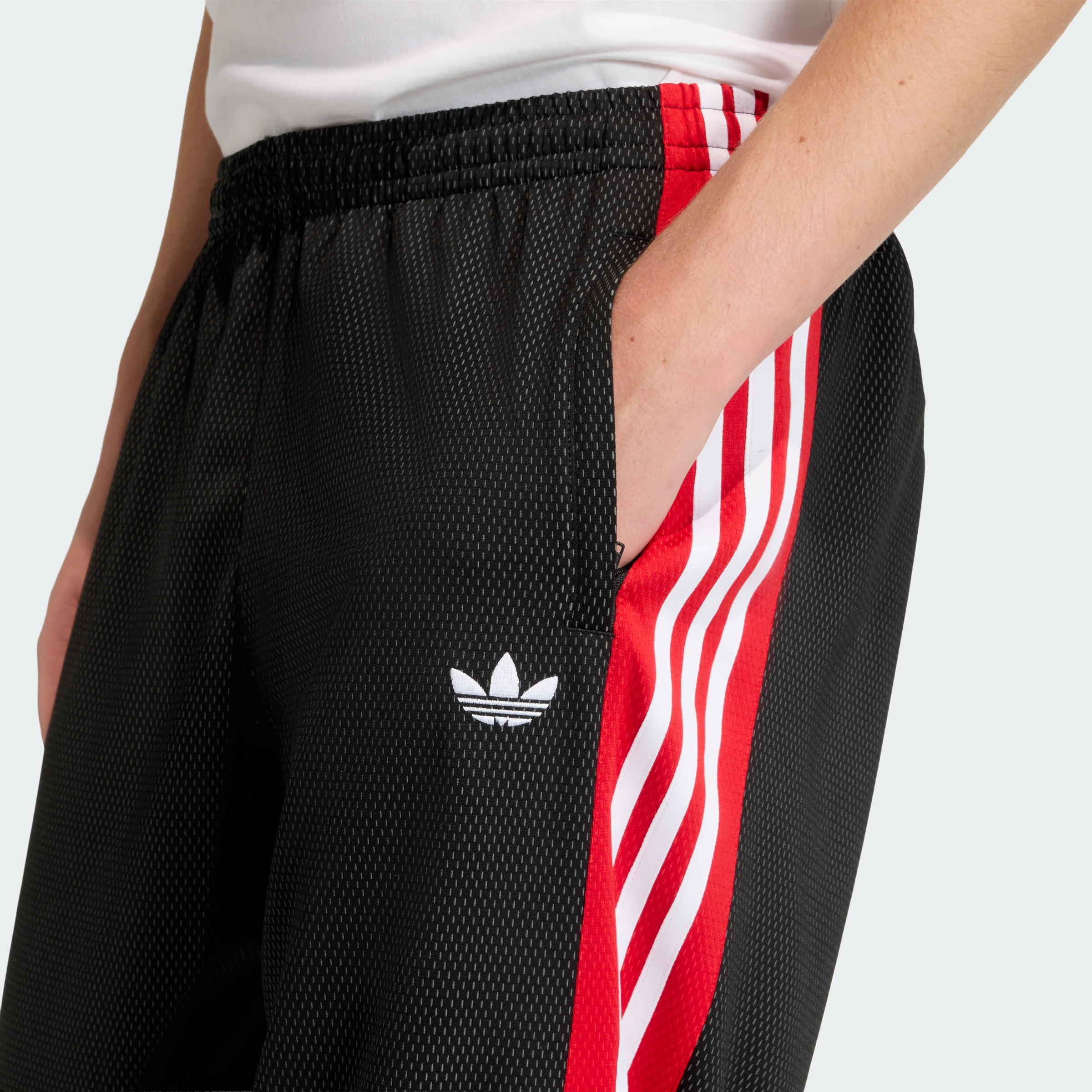 https://assets.adidas.com/images//461087851a034043b2dc80ad63e3184f_9366/KE0117_41_detail.jpg
