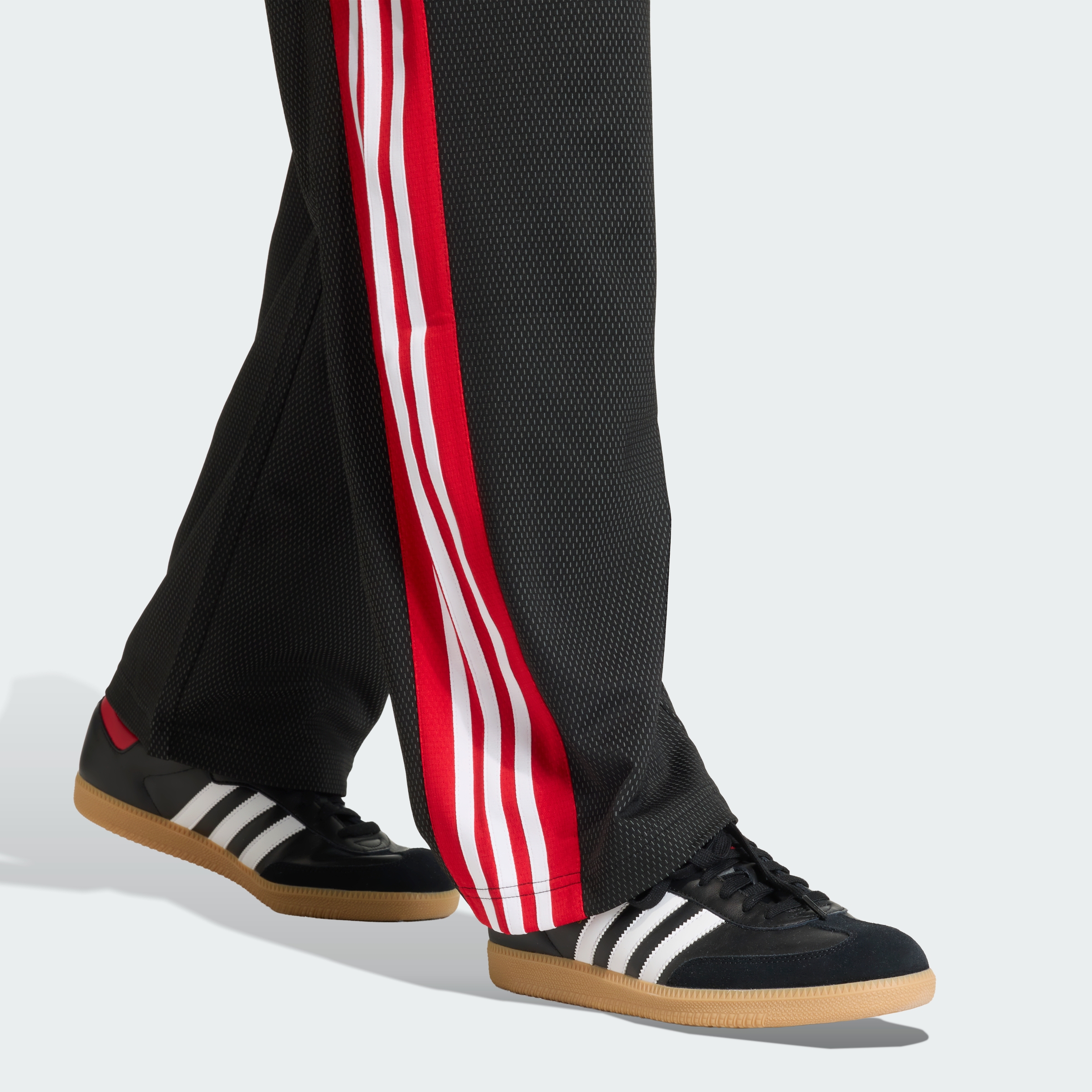 https://assets.adidas.com/images//49b6462bf91b4614a68740980c3b642f_9366/KE0117_42_detail.jpg