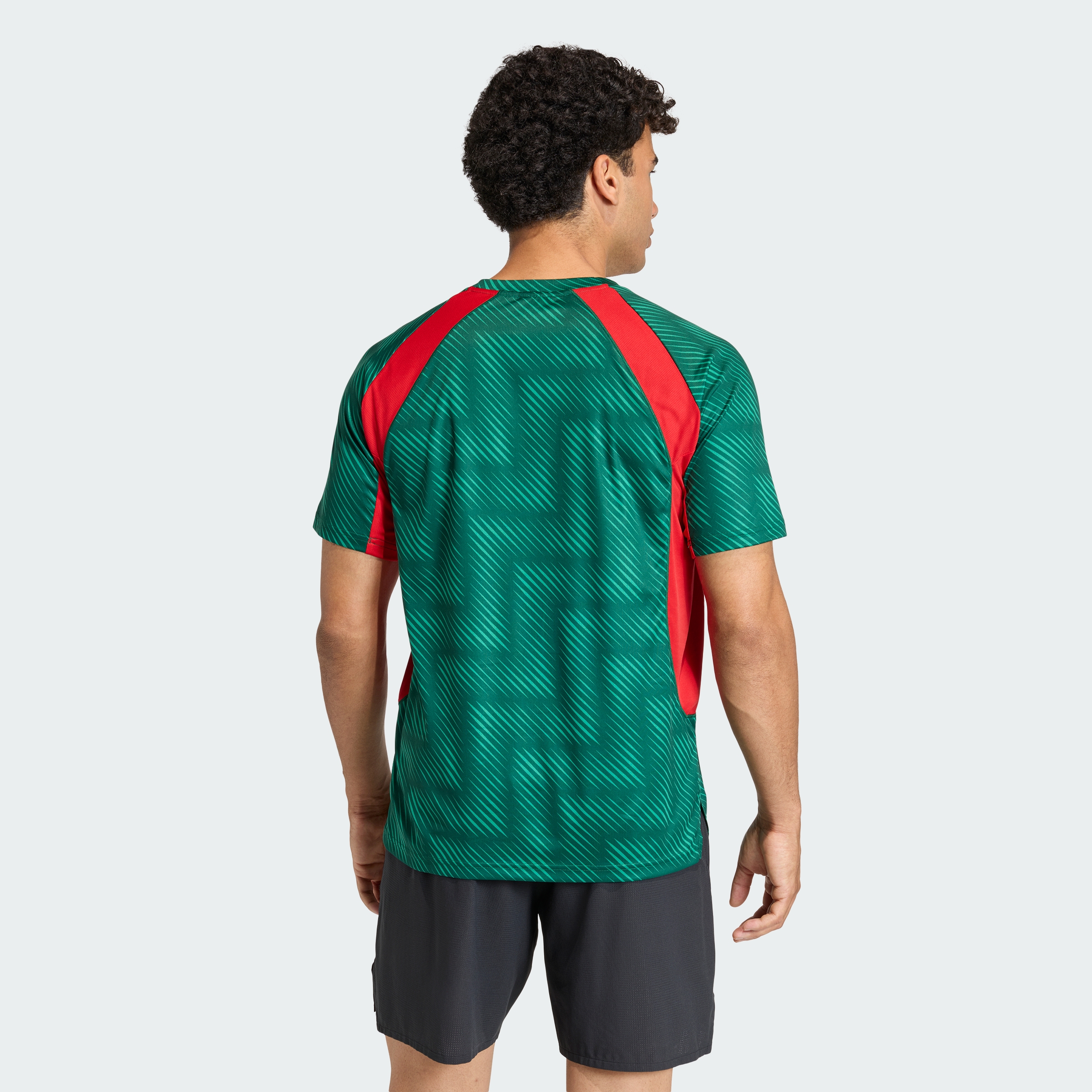 https://assets.adidas.com/images//5aeef70d0e9f44459043782af0b9b9f6_9366/KE2403_23_hover_model.jpg