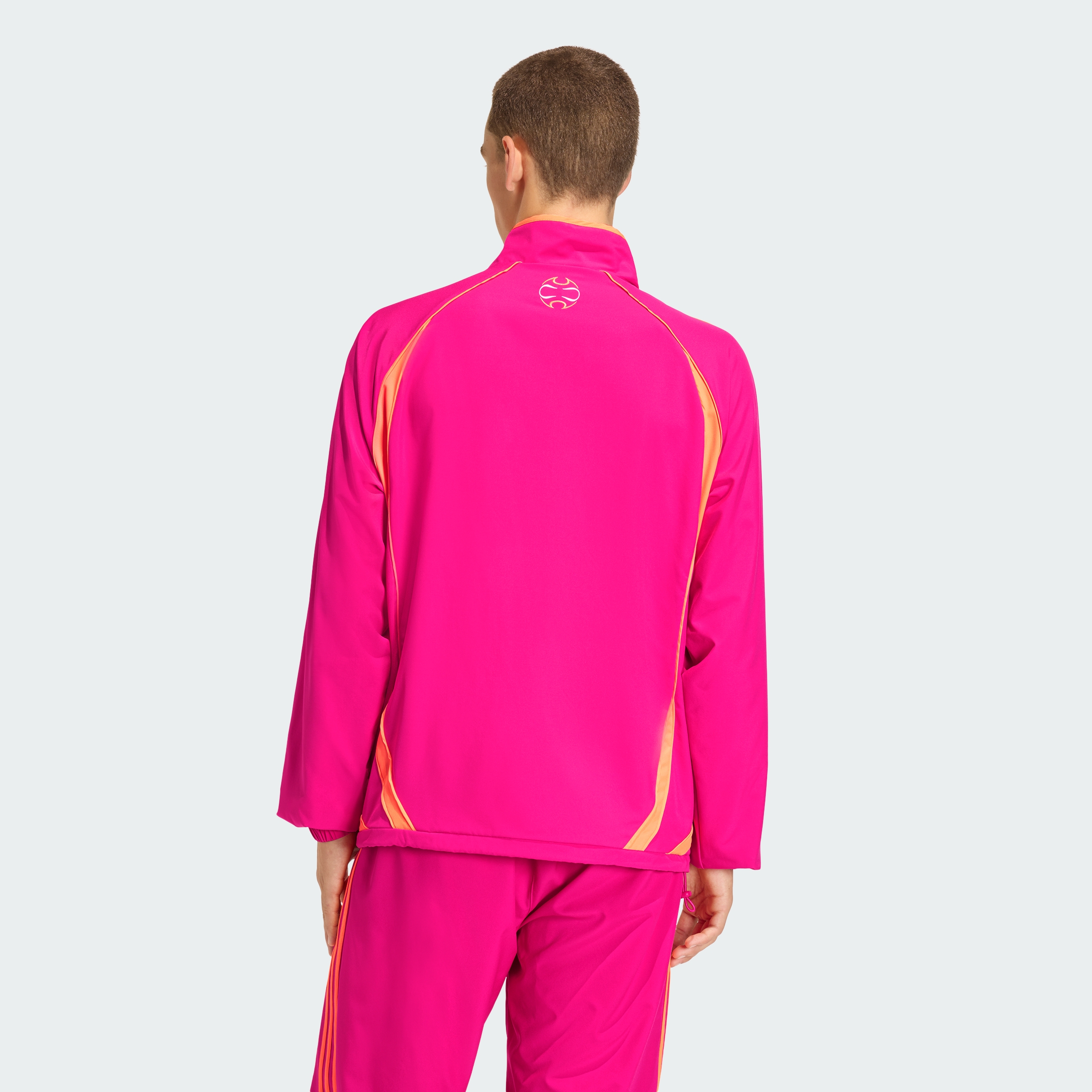https://assets.adidas.com/images//a8de150c3063422595a1d52c6f2b4bc4_9366/KE2764_23_hover_model.jpg