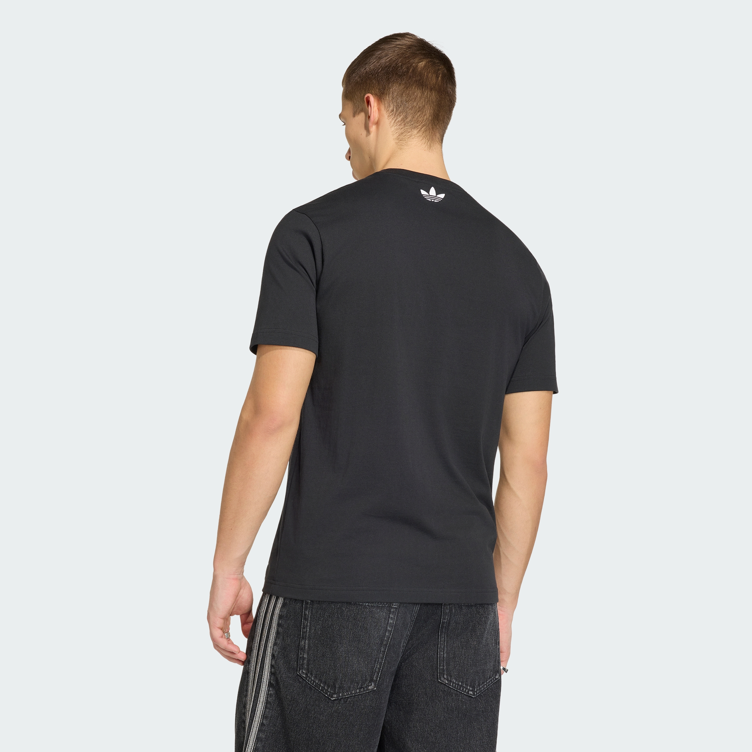https://assets.adidas.com/images//a3a316641fe14dd9a54b4753447c2131_9366/KE2768_23_hover_model.jpg