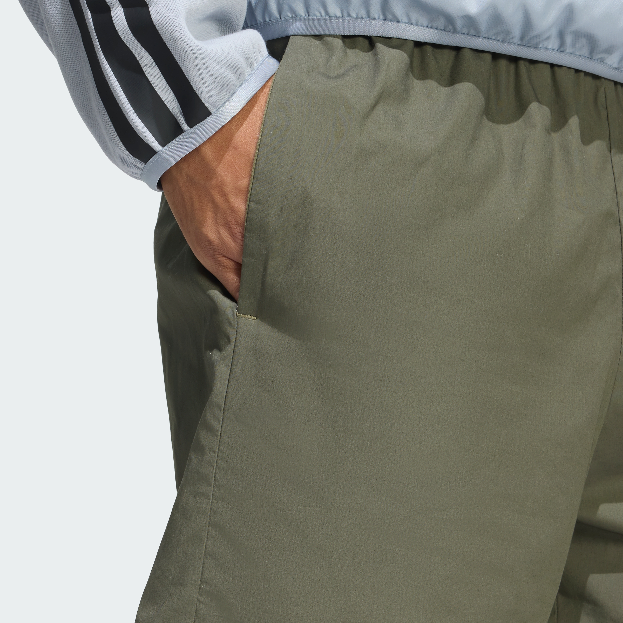 https://assets.adidas.com/images//638d950aad7b4c7e885b70c9fe79d22f_9366/KE6097_42_detail.jpg