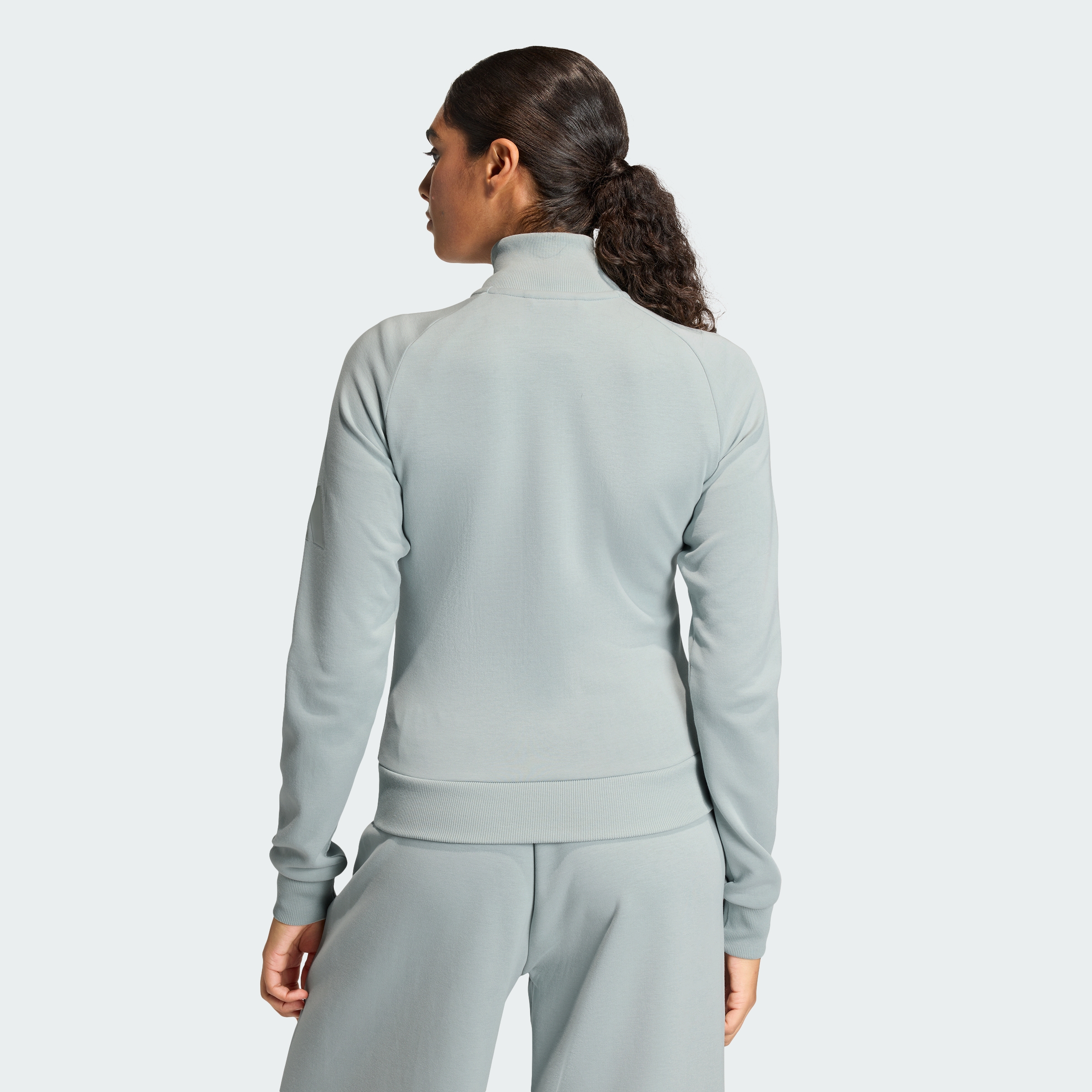 https://assets.adidas.com/images//e712b34a325649b5aa1def56c800e005_9366/KE9142_23_hover_model.jpg