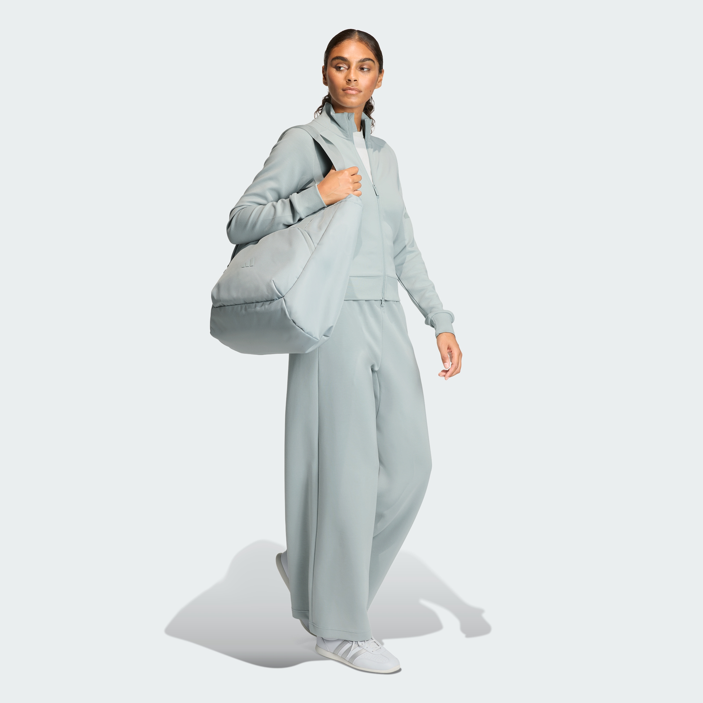 https://assets.adidas.com/images//2723854403394afcb2dc57fe63b2e464_9366/KE9142_25_model.jpg