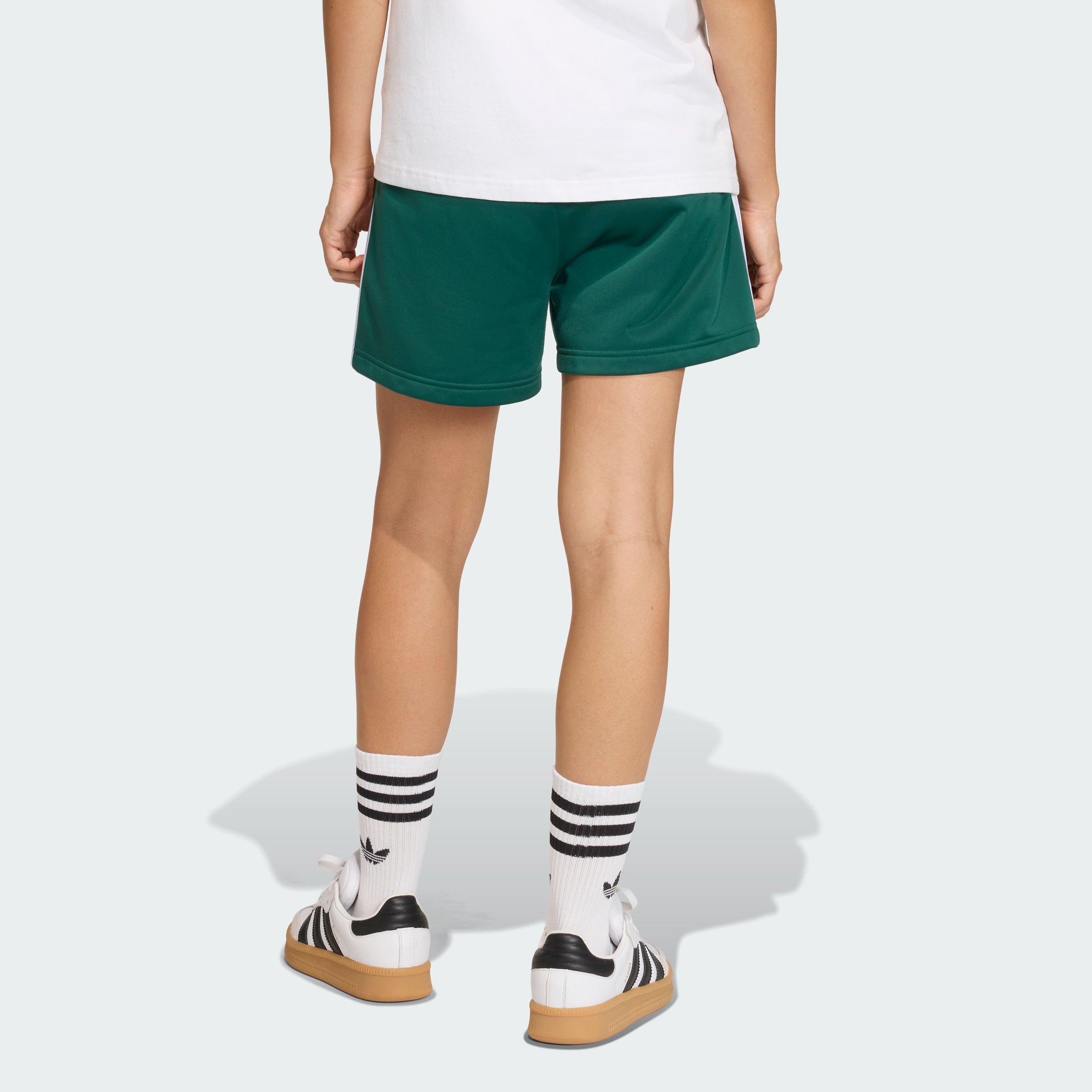 https://assets.adidas.com/images//84e5d606846343a88ac43385cdb75f39_9366/KE9360_23_hover_model.jpg