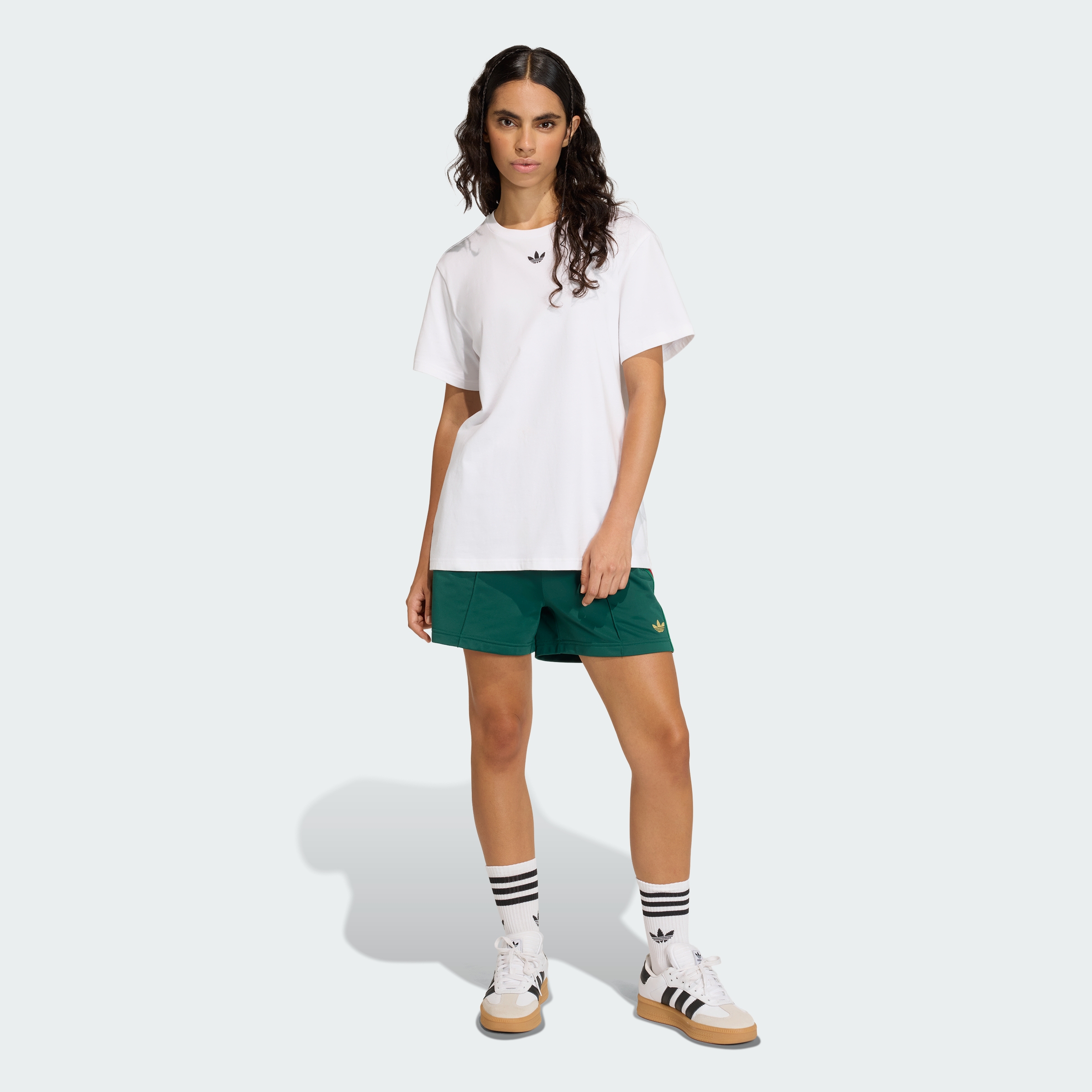 https://assets.adidas.com/images//2853be231a67457abaa35faf6edf3582_9366/KE9360_25_model.jpg