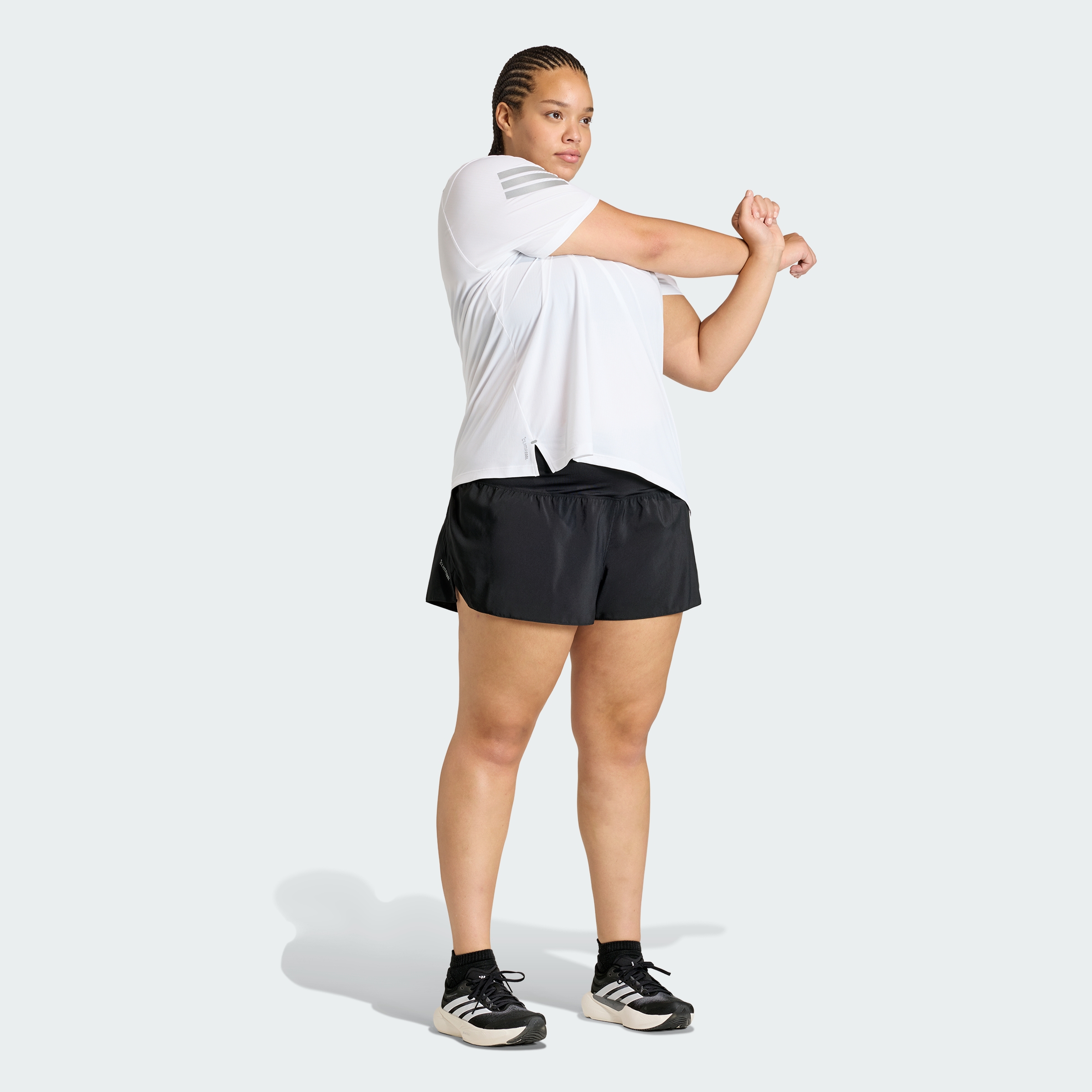 https://assets.adidas.com/images//f5c070f917164f569e23450c4af63b56_9366/KE9370_25_model.jpg