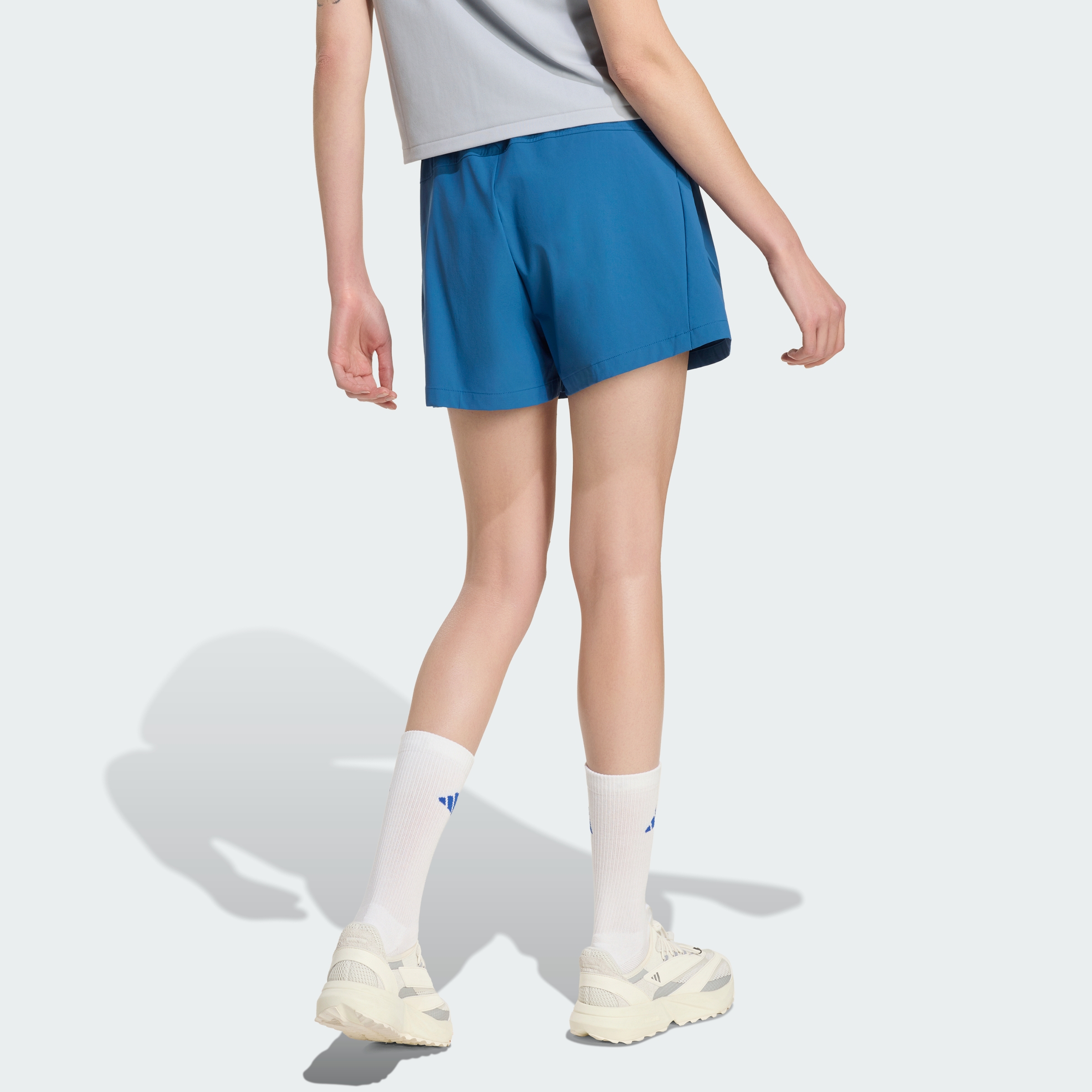 https://assets.adidas.com/images//49d4957080544ff8a98f40731f88e4a2_9366/KF0579_23_hover_model.jpg