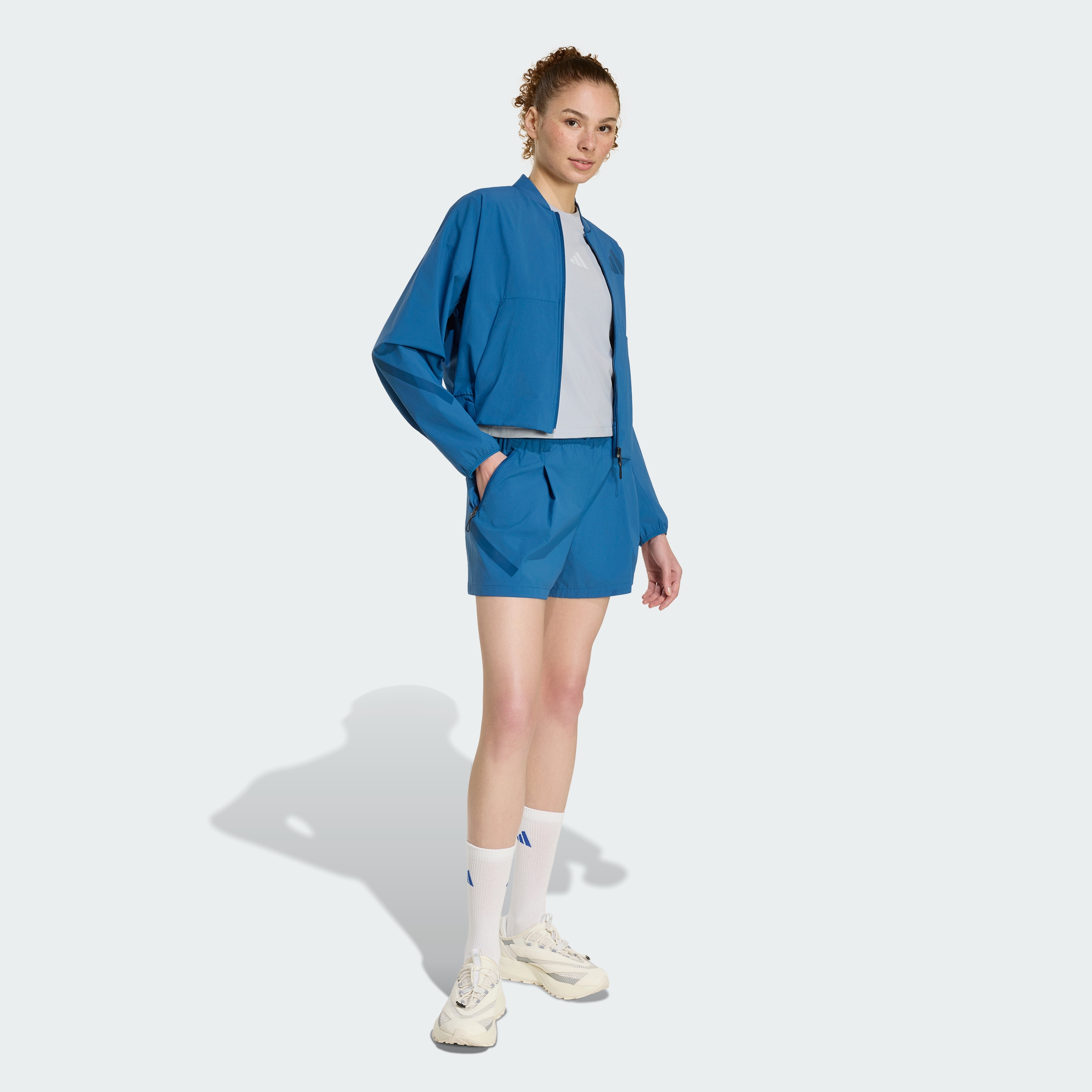 https://assets.adidas.com/images//777e8534535341f8886f47e09f0300e5_9366/KF0579_25_model.jpg