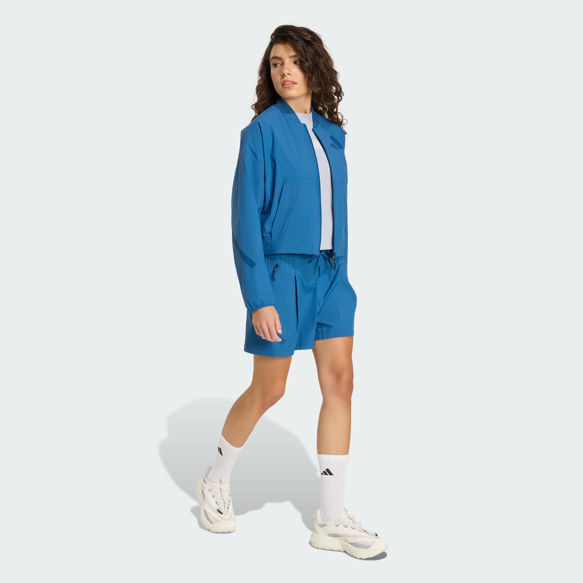 https://assets.adidas.com/images//3371cca1d19346e0a08799b0784e442a_9366/KF1822_25_model.jpg