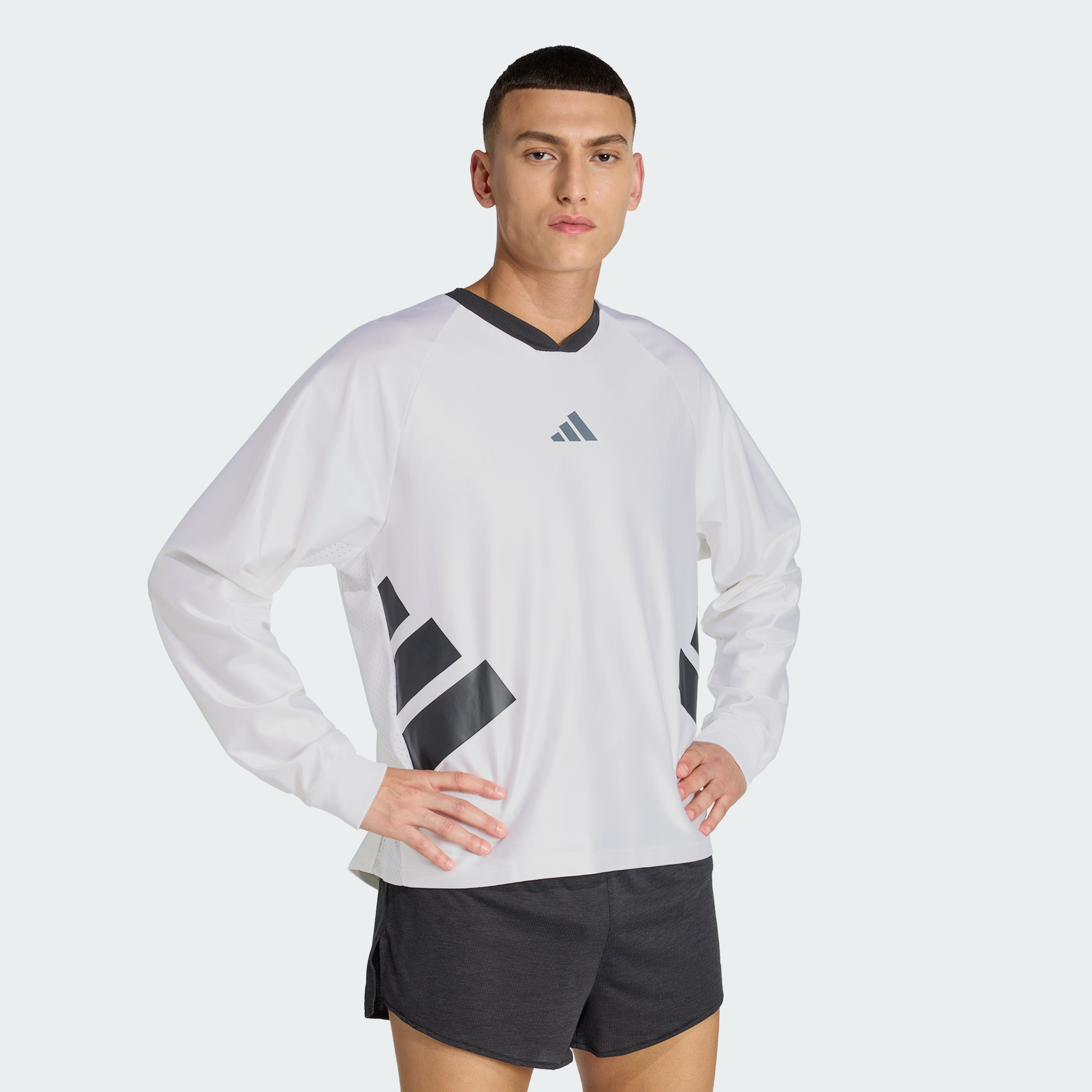 https://assets.adidas.com/images//f33d81129cf7455c9f8ca2f0fccdc7f9_9366/KF7465_21_model.jpg