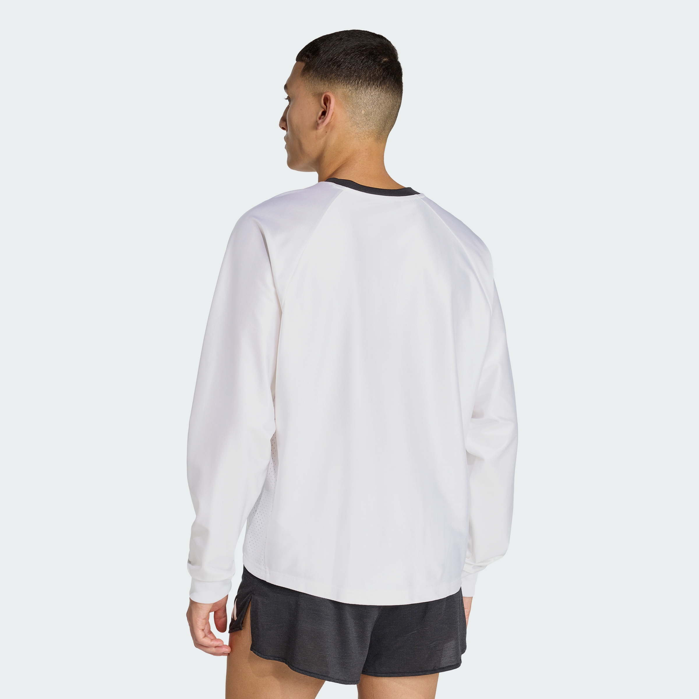 https://assets.adidas.com/images//9b3c020c80a74c3289f88f04542b39b9_9366/KF7465_23_hover_model.jpg