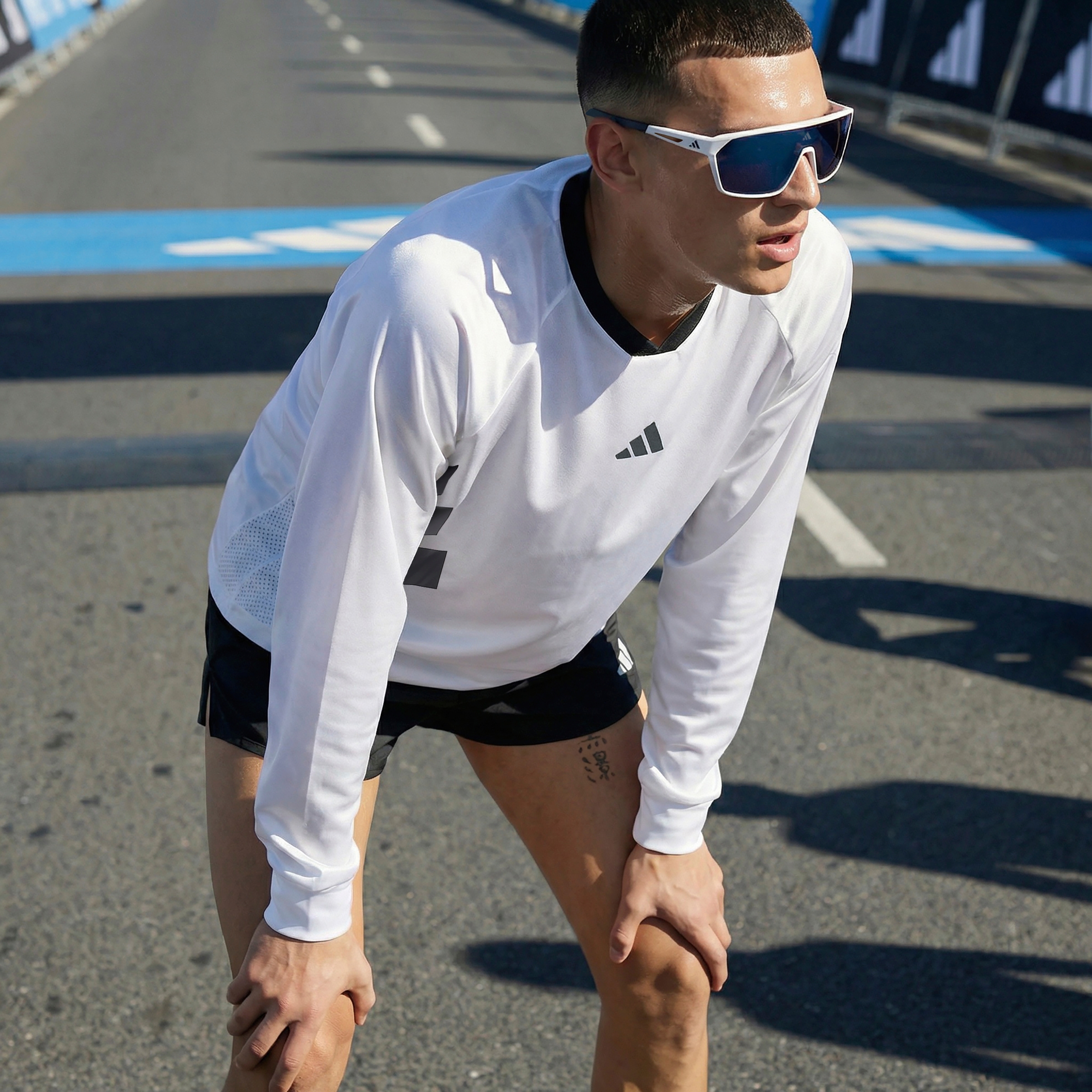 https://assets.adidas.com/images//cde75ad7abeb4cdfab19cbd7913a2919_9366/KF7465_28_model.jpg