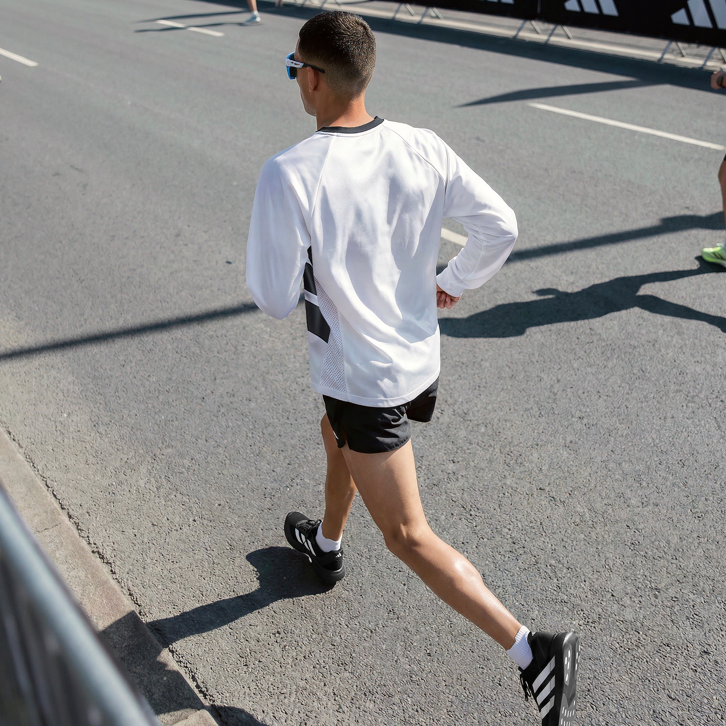 https://assets.adidas.com/images//6ad1c28538f345a5a2032c3c54647e49_9366/KF7465_29_model.jpg