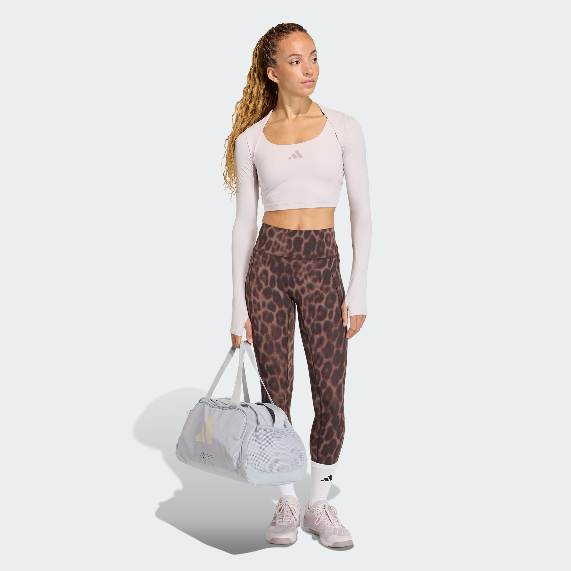 https://assets.adidas.com/images//70786bc72bec422994f1668b9adc8aa5_9366/KF9094_25_outfit.jpg