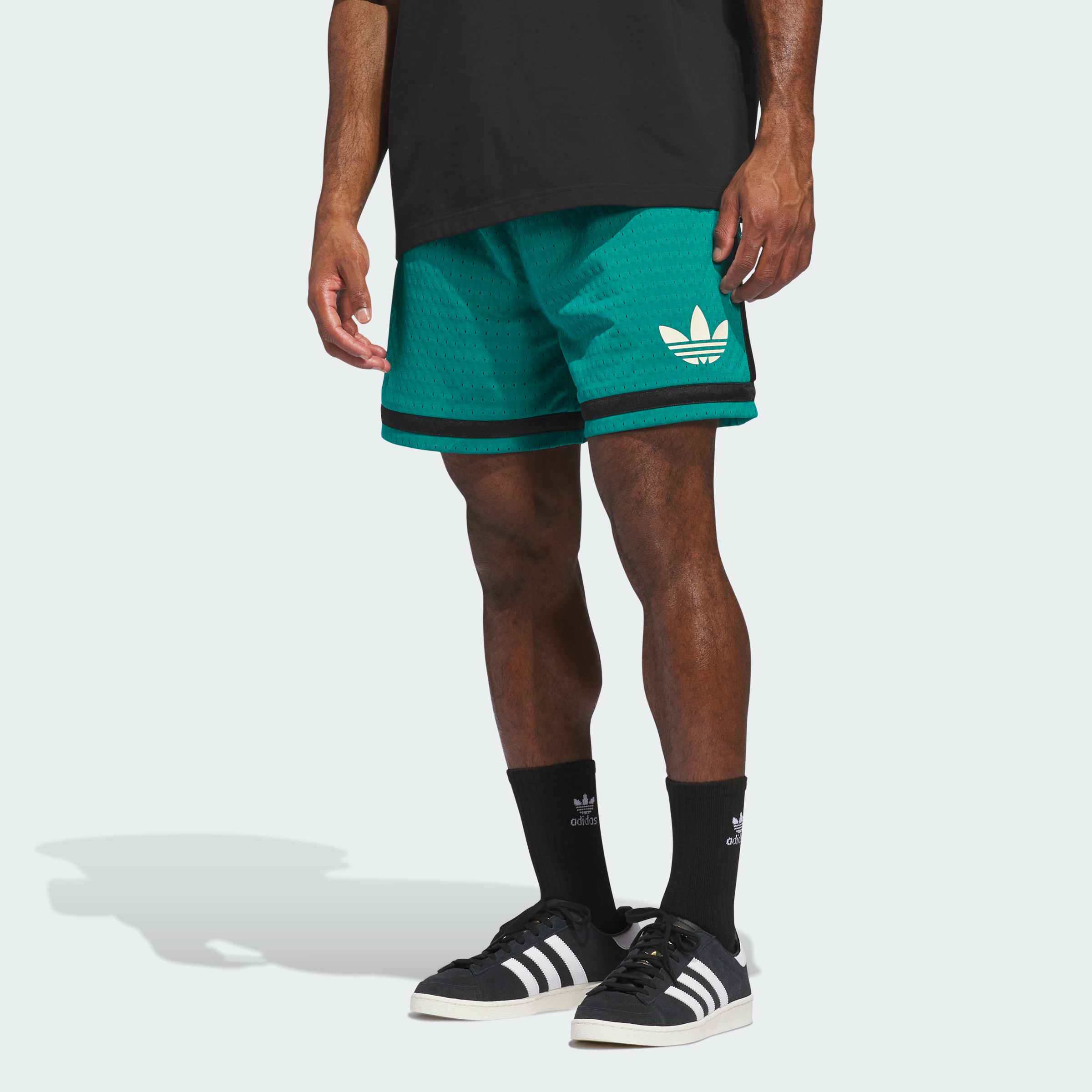 https://assets.adidas.com/images//ca8bdf3220b745089b50c6fc5baaffd2_9366/KG3313_21_model.jpg
