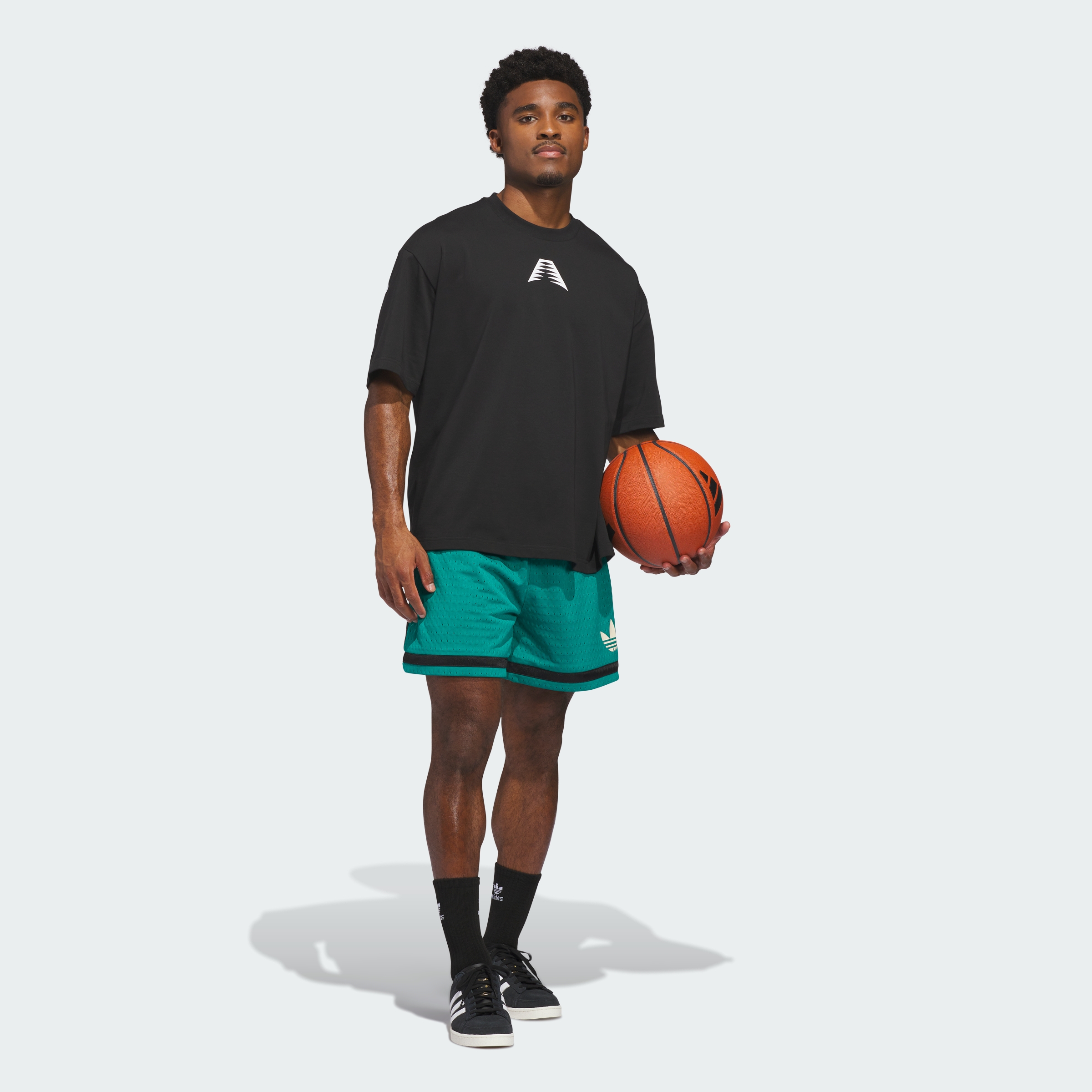 https://assets.adidas.com/images//d1f81c301d93432fa0ee98cfb660aa00_9366/KG3313_25_model.jpg