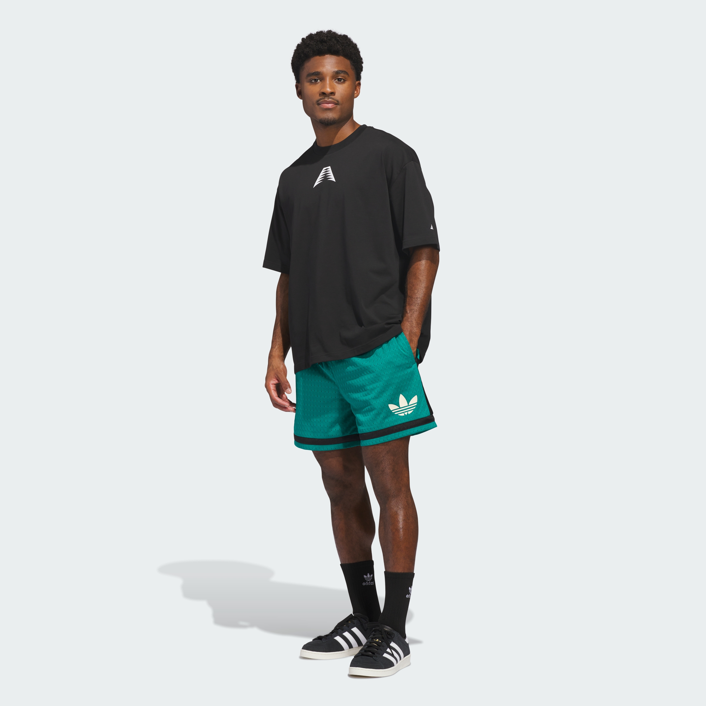 https://assets.adidas.com/images//b3d85c89f14646068307f600e0598e15_9366/KG3313_25_outfit.jpg