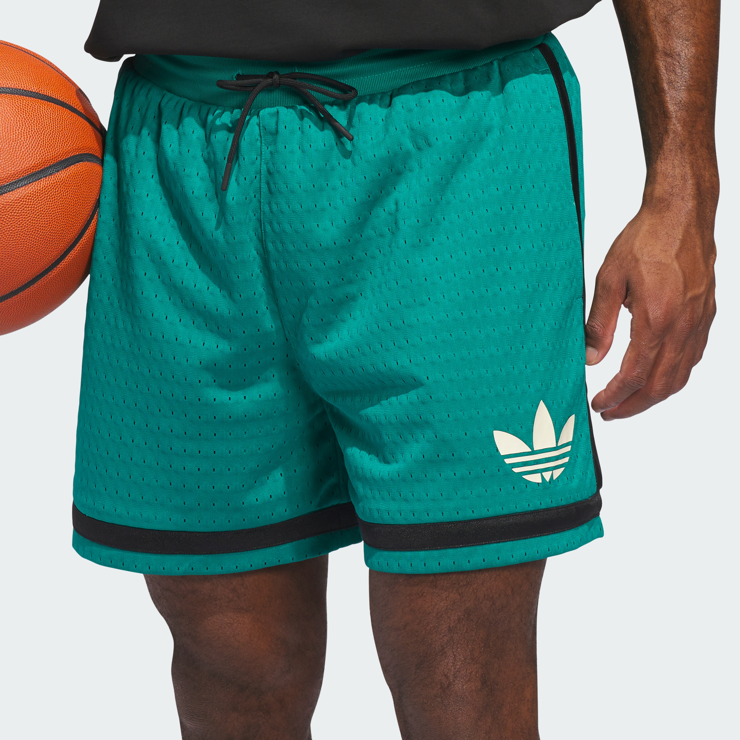 https://assets.adidas.com/images//56423166806f49028045589c1727091c_9366/KG3313_41_detail.jpg