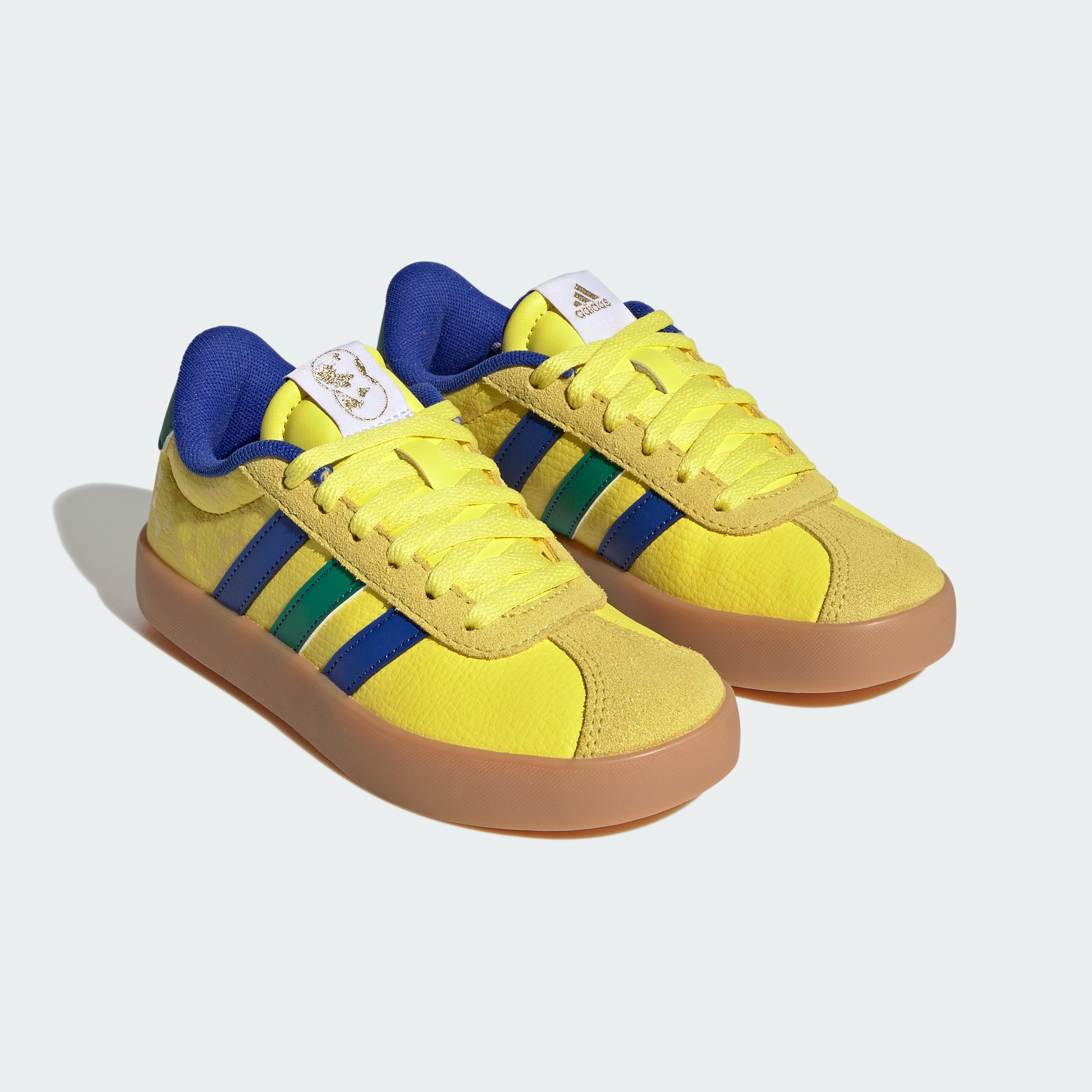 https://assets.adidas.com/images//d52af8c3090f4332a8aaaea459cb1133_9366/KI3123_01_02_hover_standard.jpg