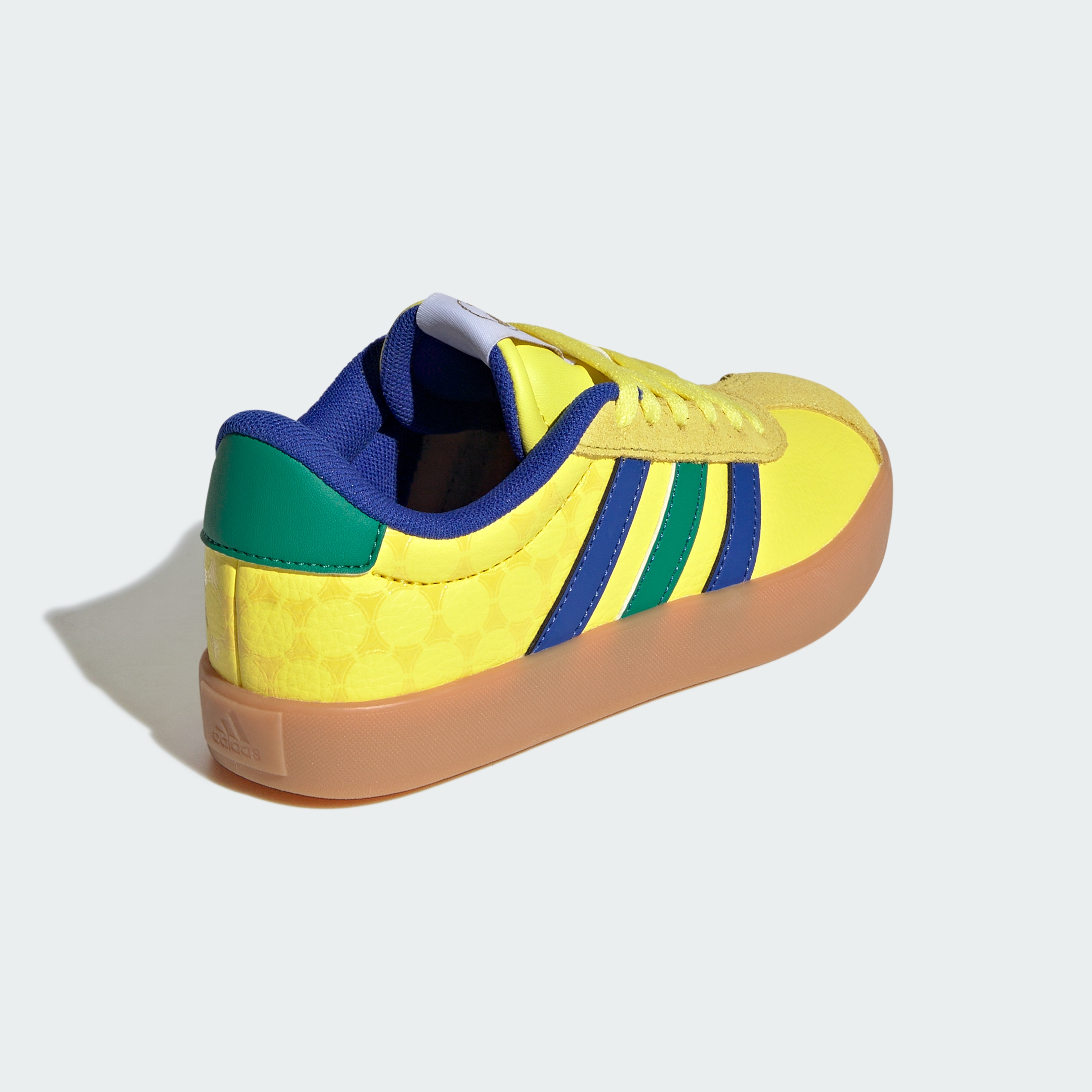 https://assets.adidas.com/images//4a4e0e50edfb441e9c68ede2d10a9f7e_9366/KI3123_05_standard.jpg