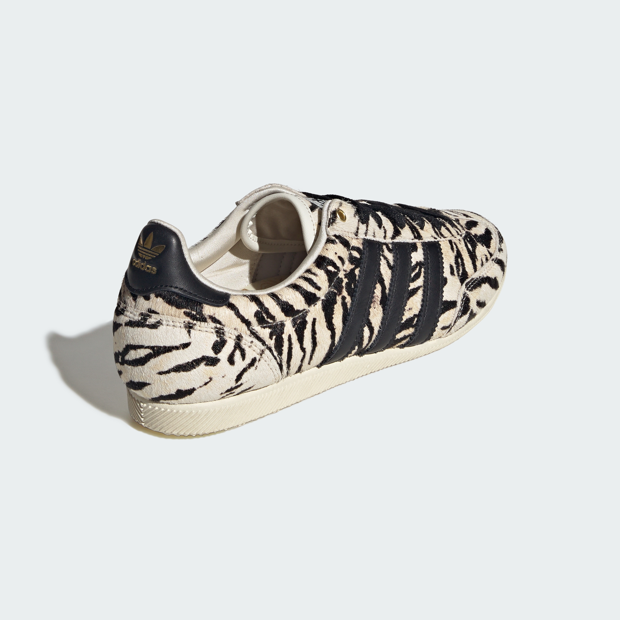 https://assets.adidas.com/images//12c011651f6b4304bc8b78a6c903a186_9366/KI6544_05_standard.jpg