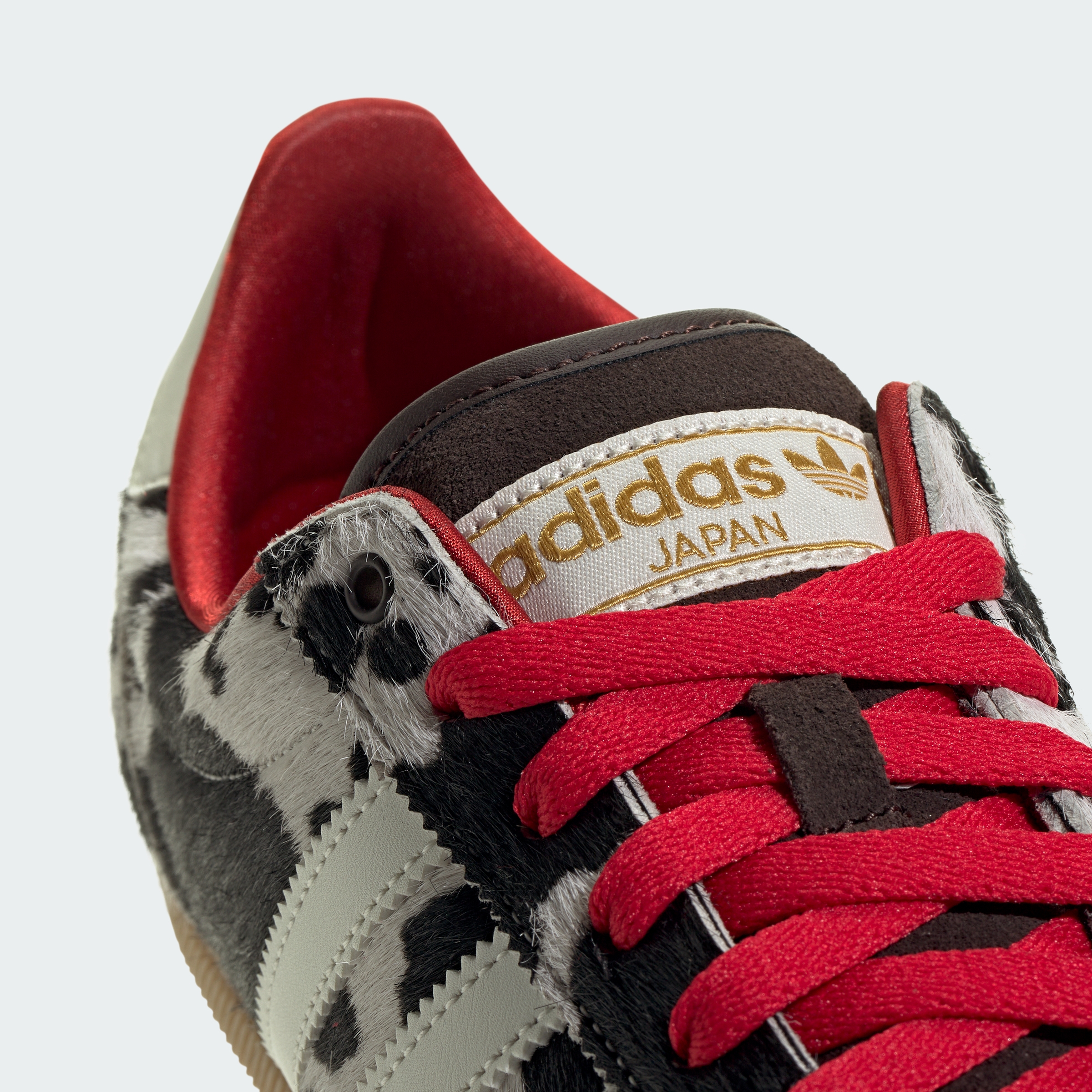 https://assets.adidas.com/images//cba89bdd407140b5b3932d637a59ffc8_9366/KI6954_41_detail.jpg