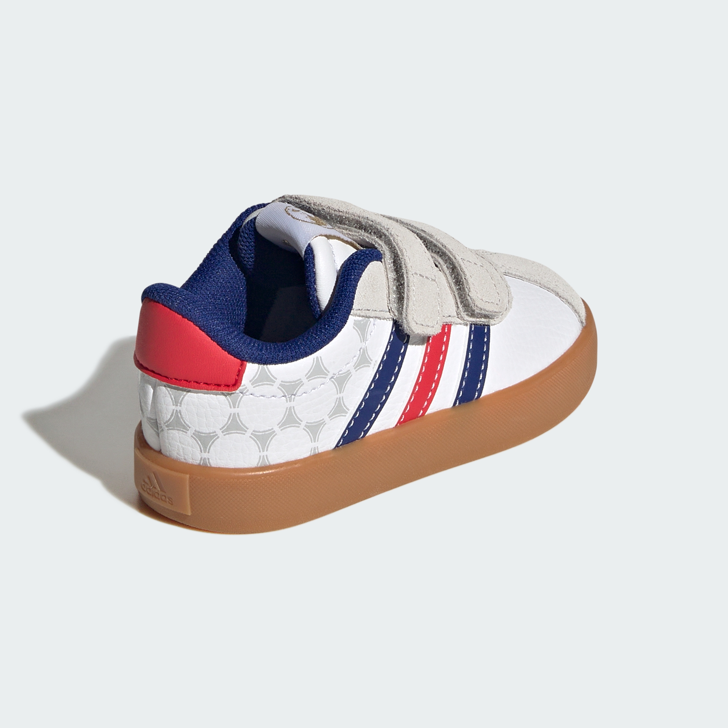https://assets.adidas.com/images//2578ec6a039544cb806b77c75b9cad46_9366/KJ6131_05_standard.jpg