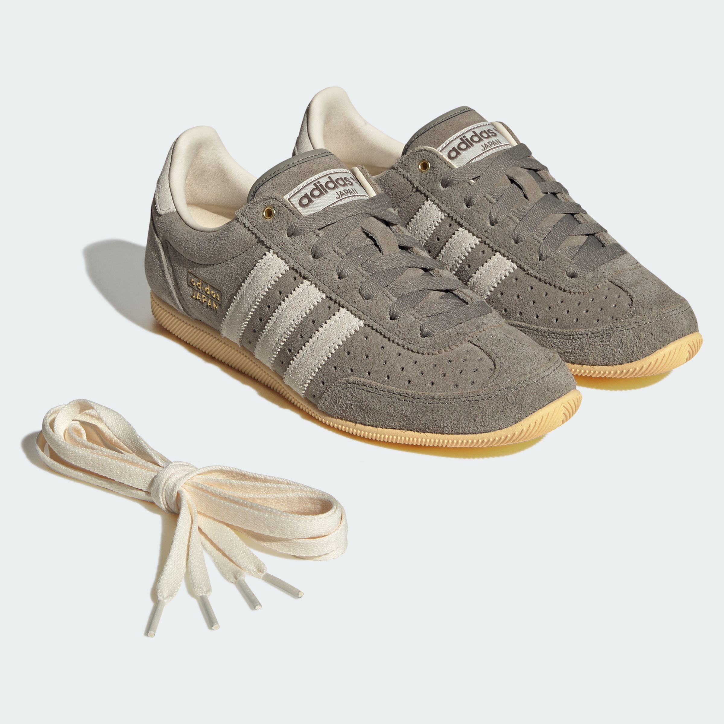 https://assets.adidas.com/images//be50fbf7f6e54fc4905dd5429c7b1f48_9366/KJ6154_15_hover_standard.jpg