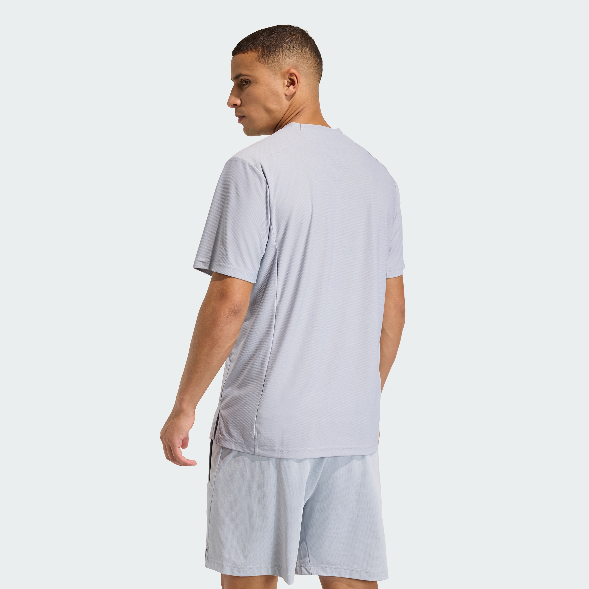 https://assets.adidas.com/images//89ed513337ae44c7961207b03bb6820e_9366/KQ7502_23_hover_model.jpg