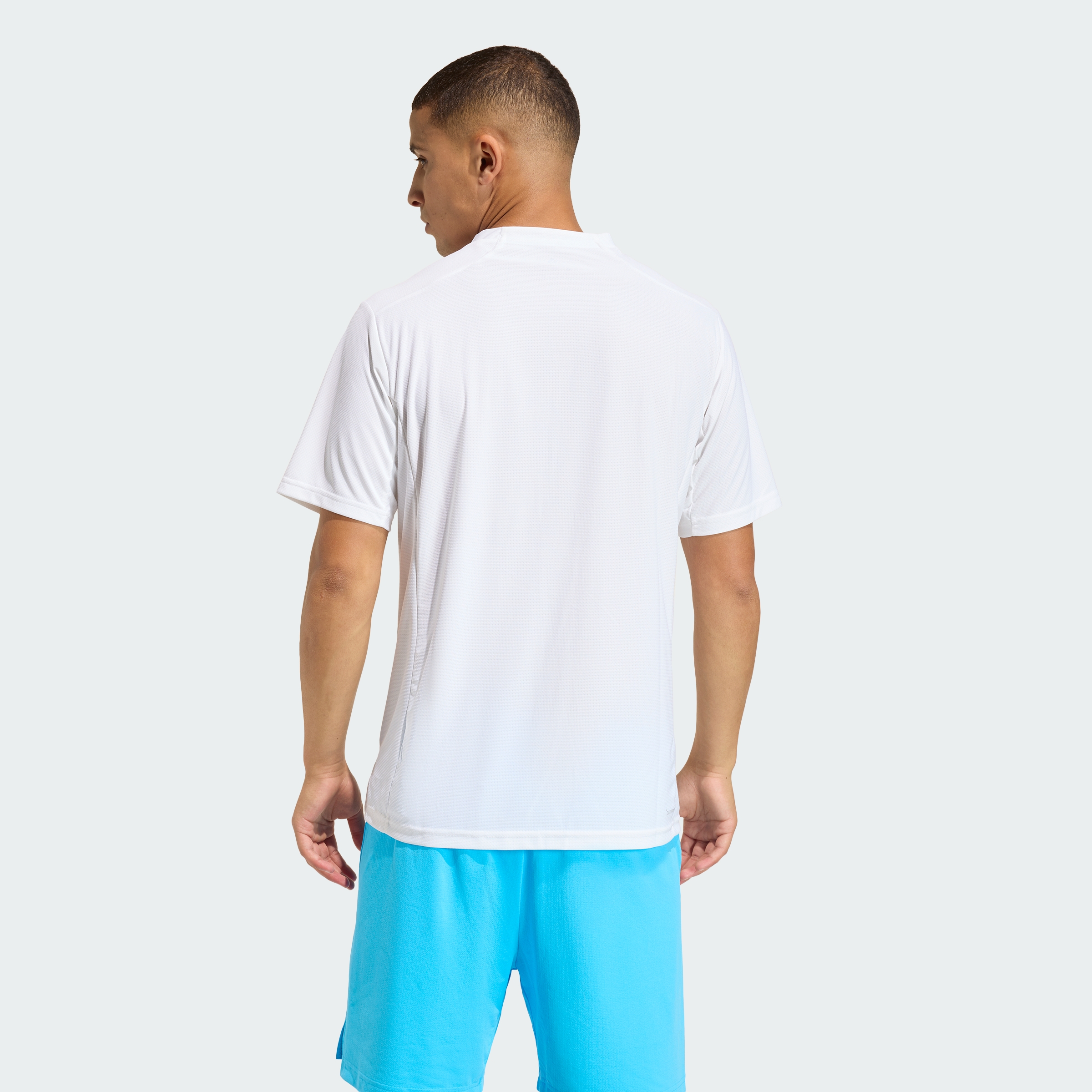 https://assets.adidas.com/images//1d21238f48fc40fb95f9f6d138933266_9366/KQ7503_23_hover_model.jpg