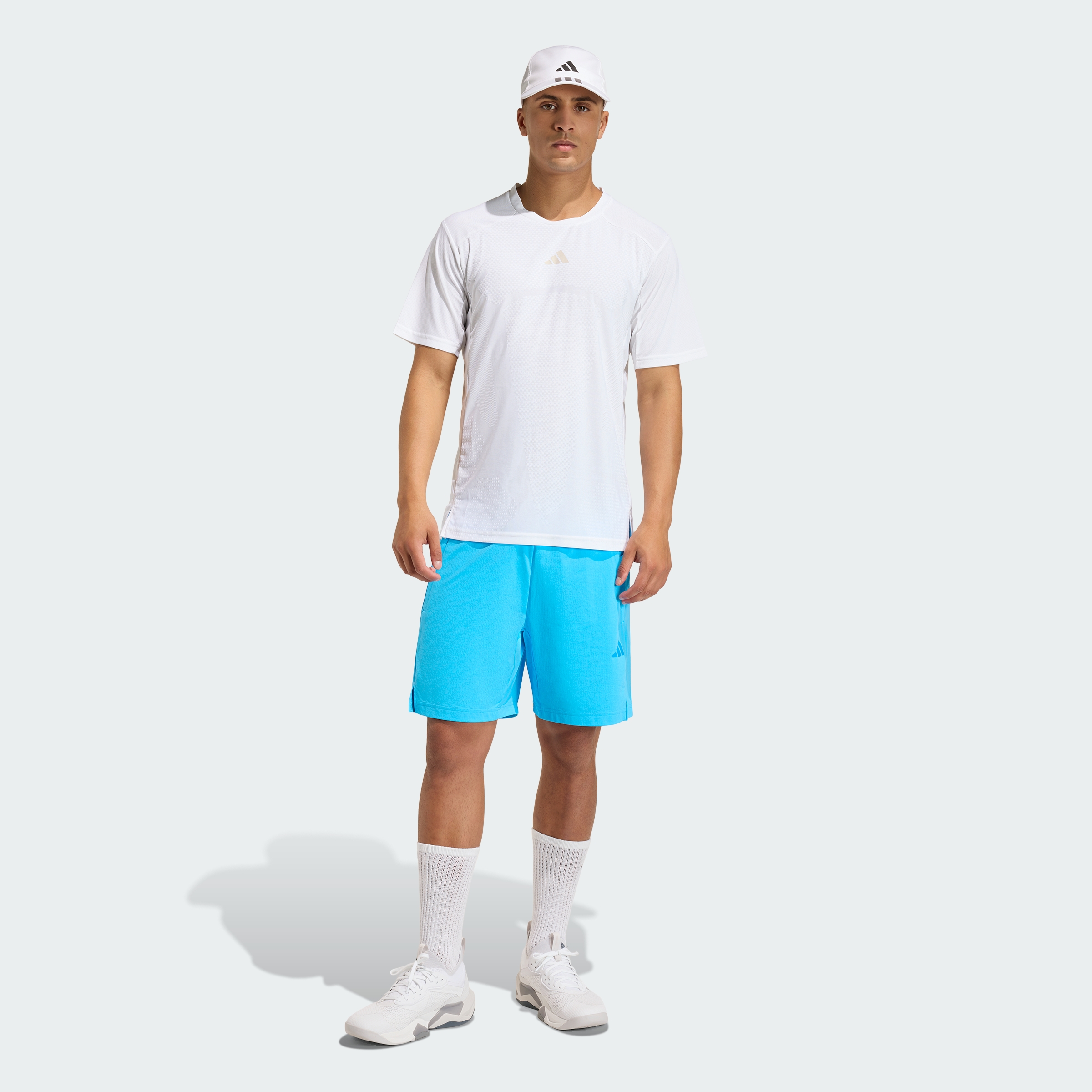 https://assets.adidas.com/images//0476adc1b5d44432aa68a859b3c7d5e3_9366/KQ7503_25_outfit.jpg