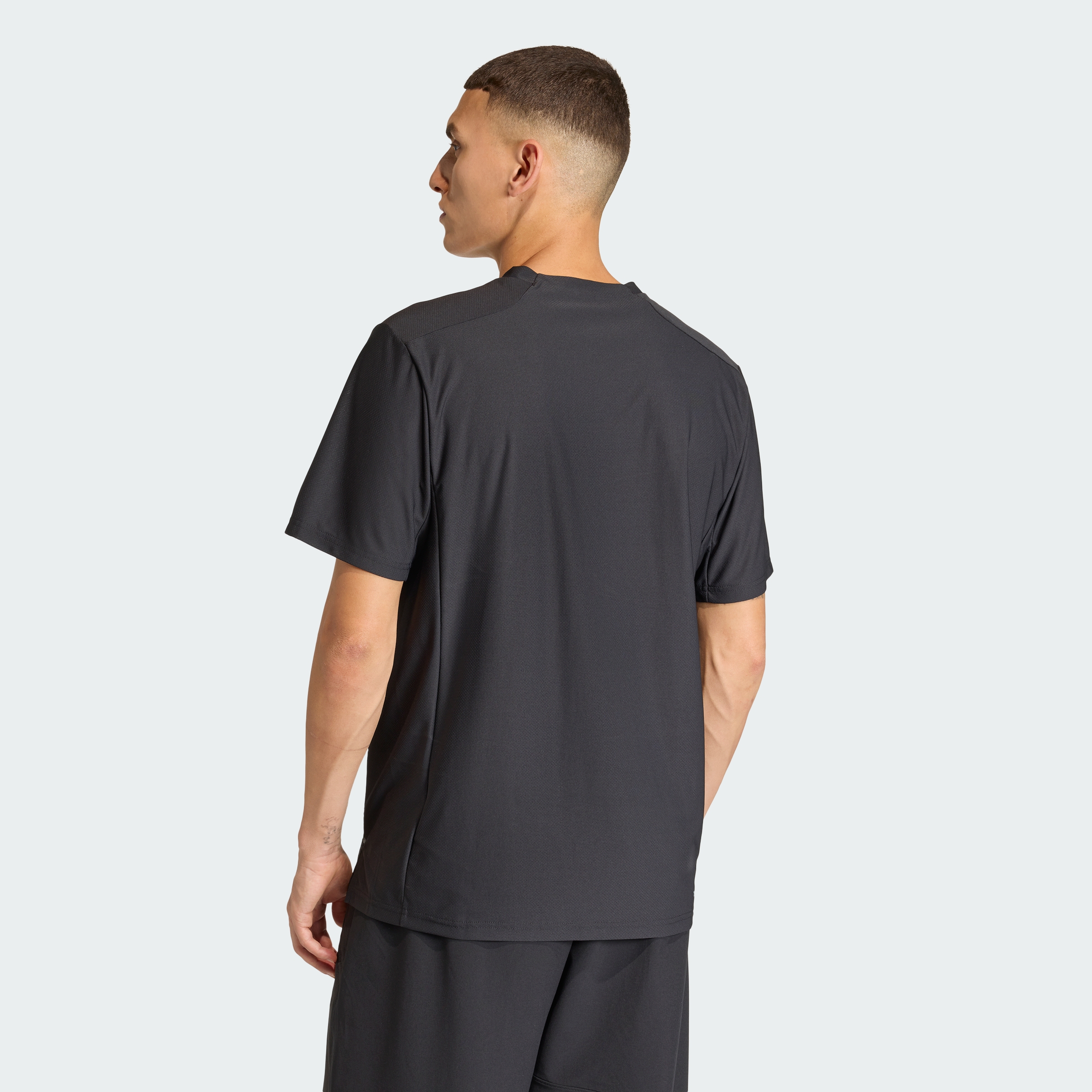 https://assets.adidas.com/images//b214e2402ab14c96a5d718d10d8a6949_9366/KQ7504_23_hover_model.jpg