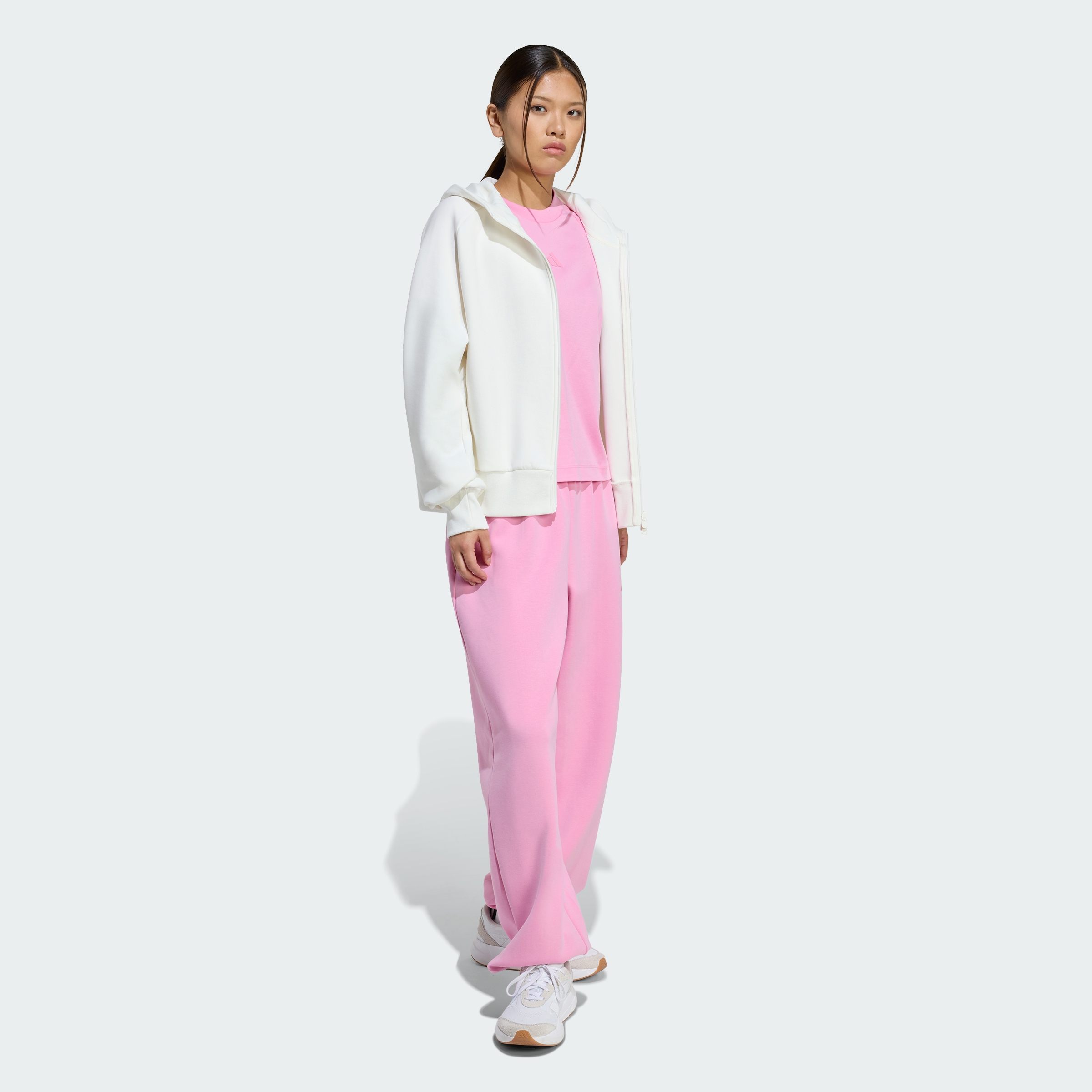 https://assets.adidas.com/images//e7d8d0f3d3de4bb1b7583b49d1851b7f_9366/KT3123_25_model.jpg
