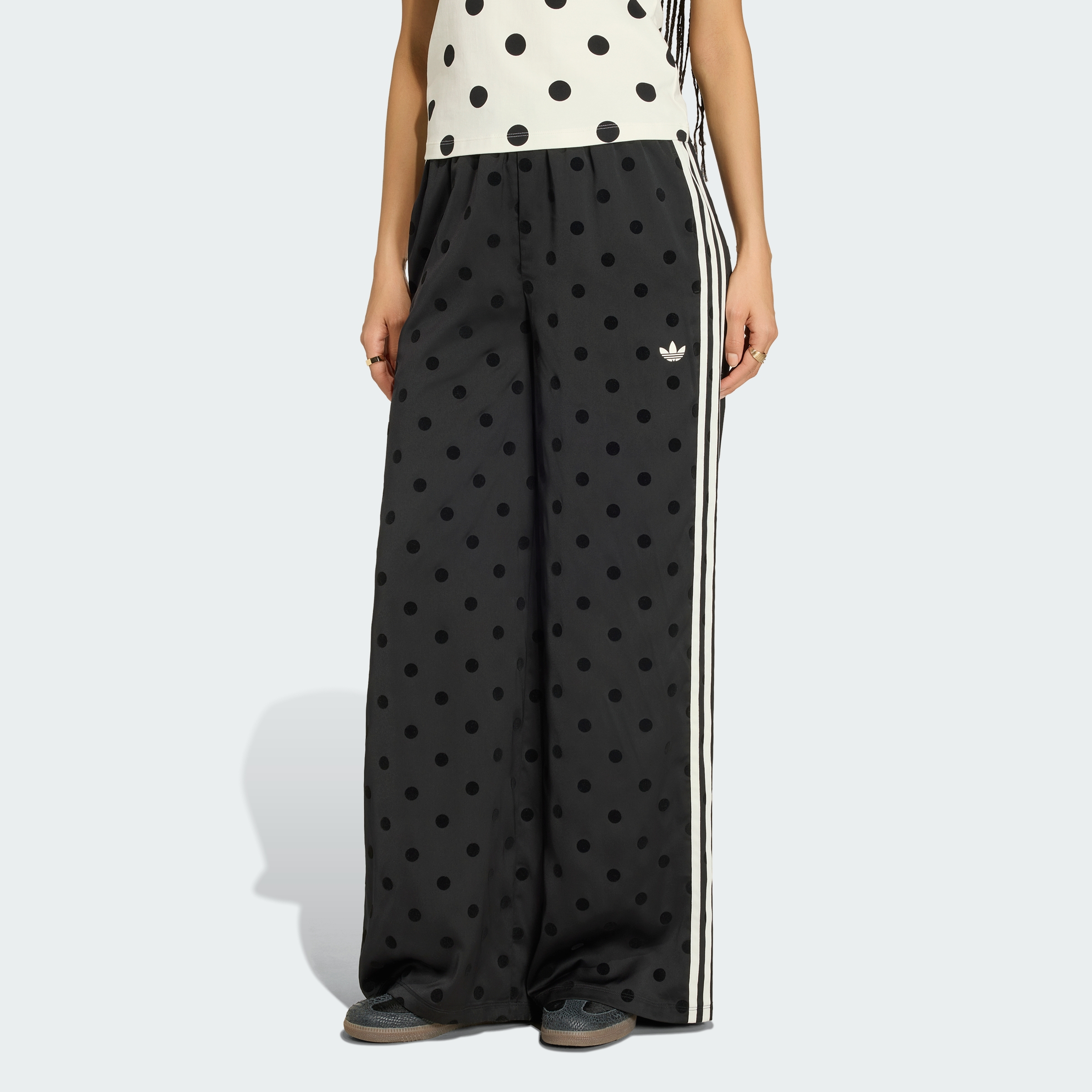 https://assets.adidas.com/images/7996bb9222e34a148abe79625d4dc10c_9366/KV1169_000_plp_model.jpgKV1169_000_plp_model.jpg