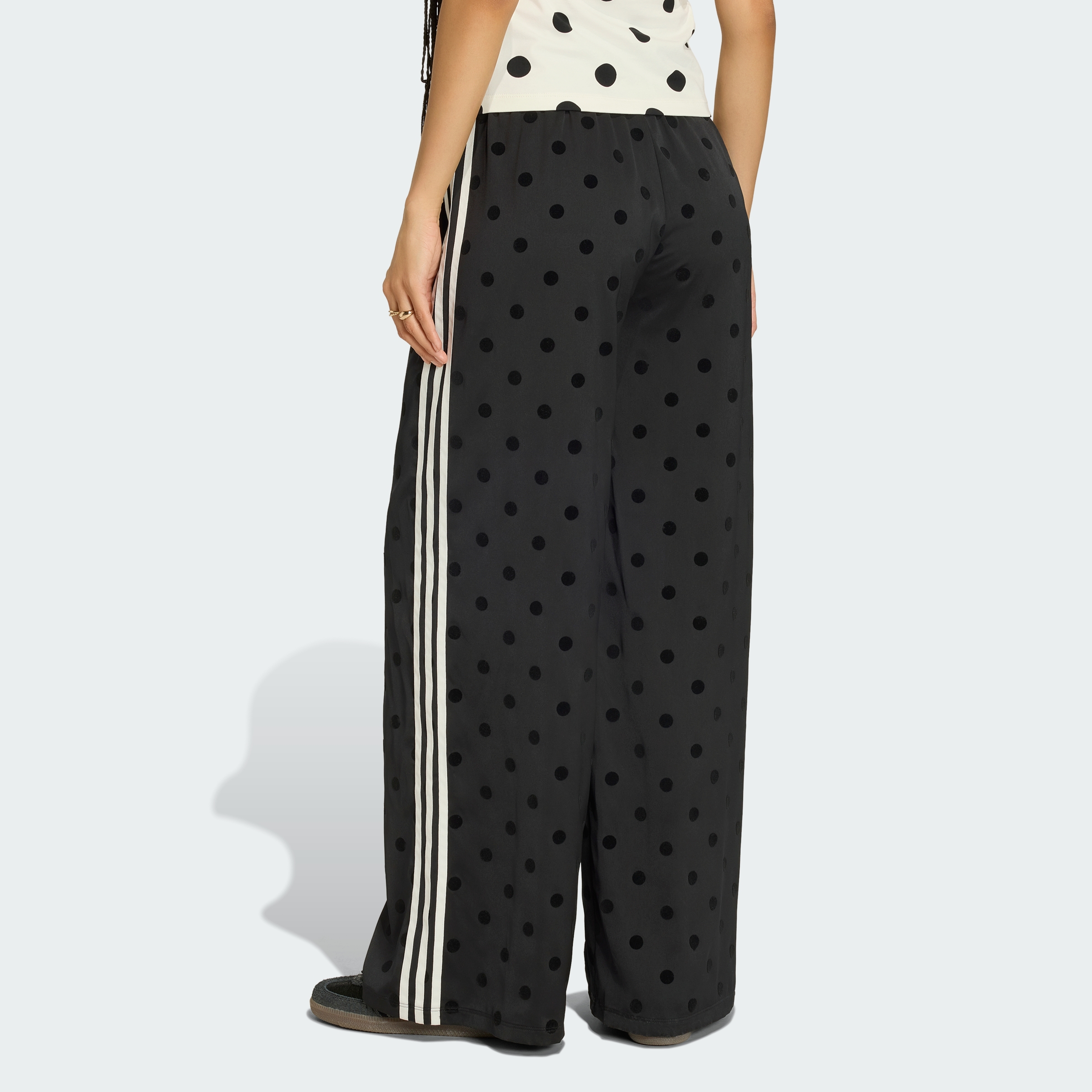 https://assets.adidas.com/images//f7925bb82fd441d98e4ed74e49b84c10_9366/KV1169_23_hover_model.jpg