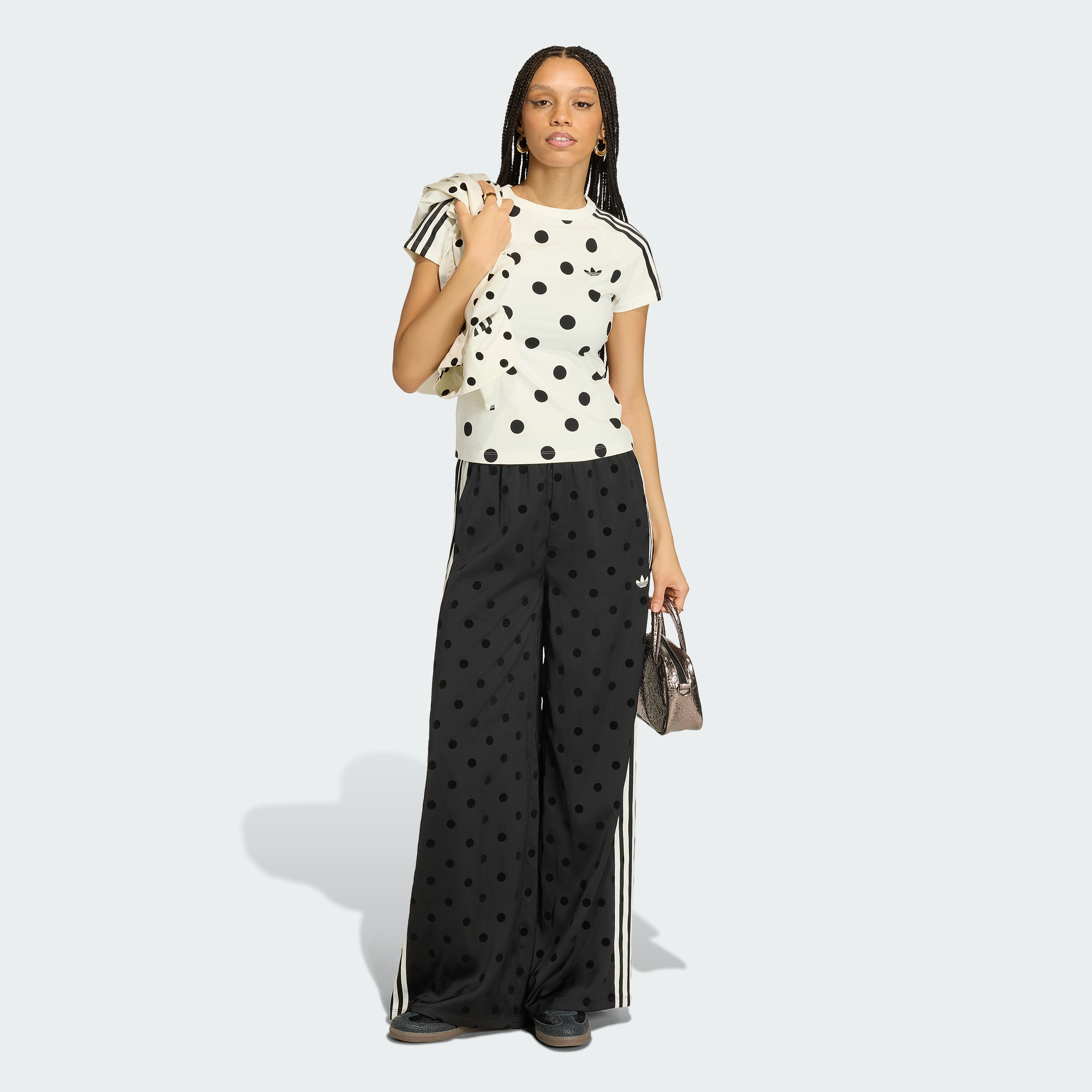 https://assets.adidas.com/images//65381af219ef4c878ffb40799f4b2d23_9366/KV1169_25_model.jpg