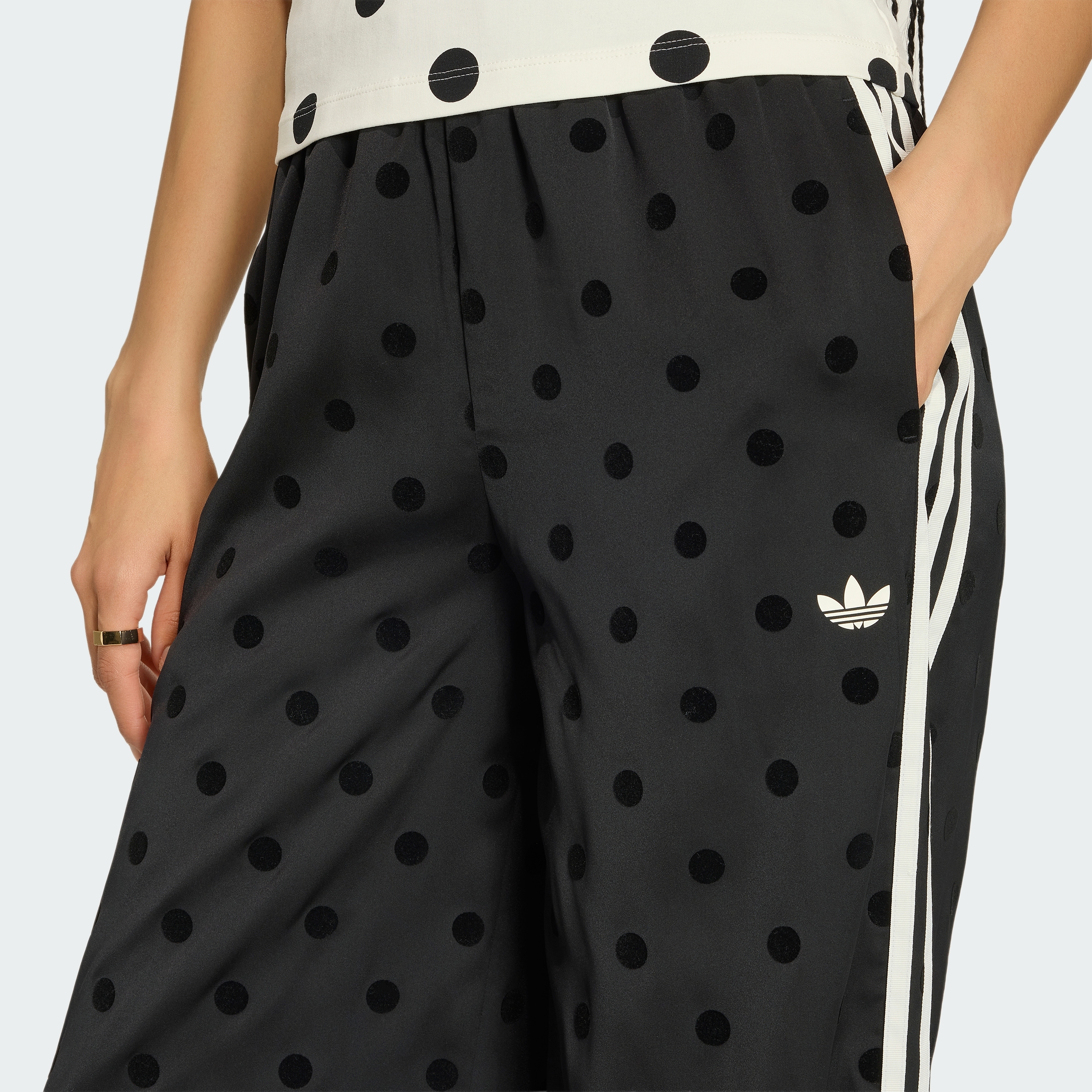 https://assets.adidas.com/images//35aa44c3ebe5441ea3b106305b0975e8_9366/KV1169_41_detail.jpg