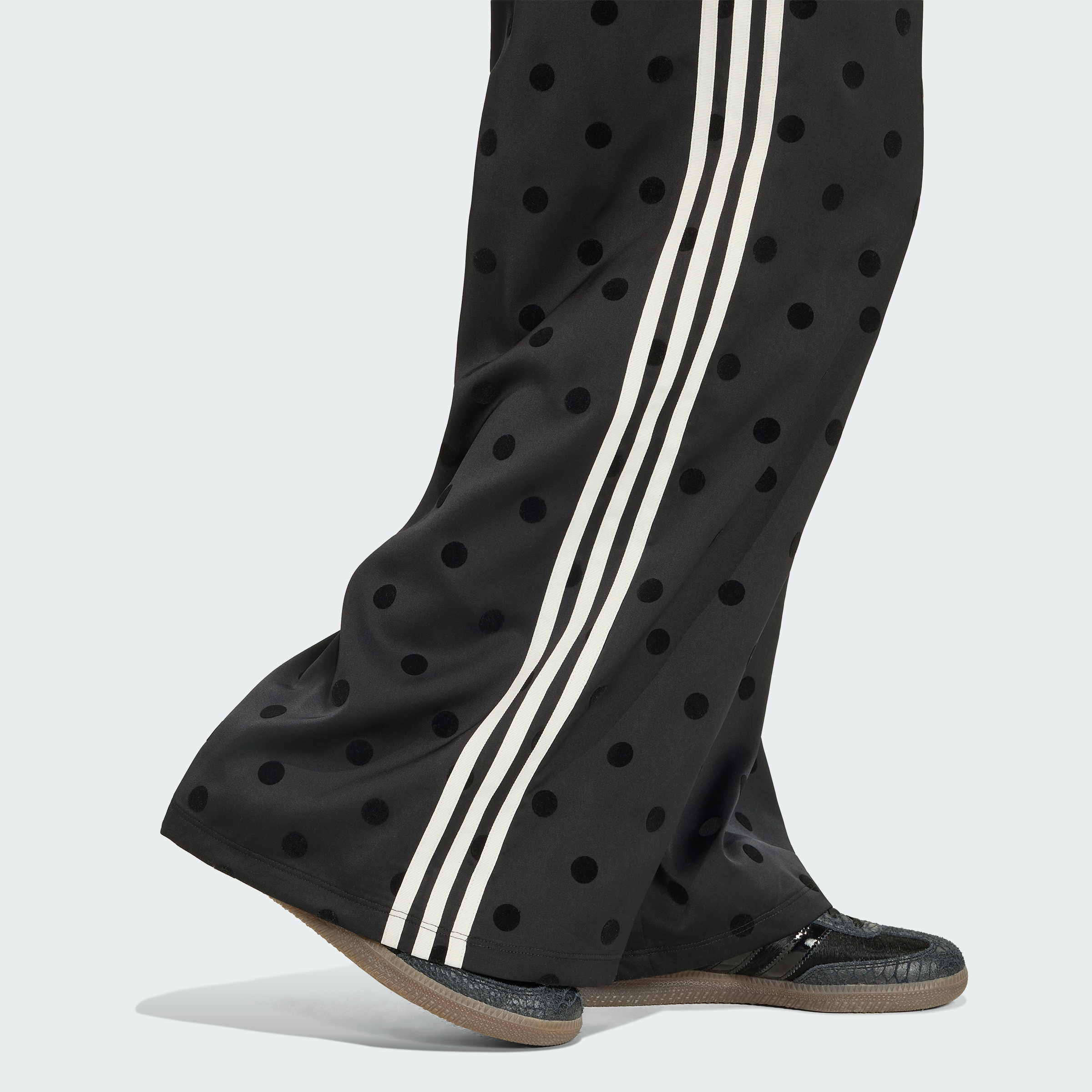 https://assets.adidas.com/images//ed87bfaf81d94929bd83ca9216bb3431_9366/KV1169_42_detail.jpg