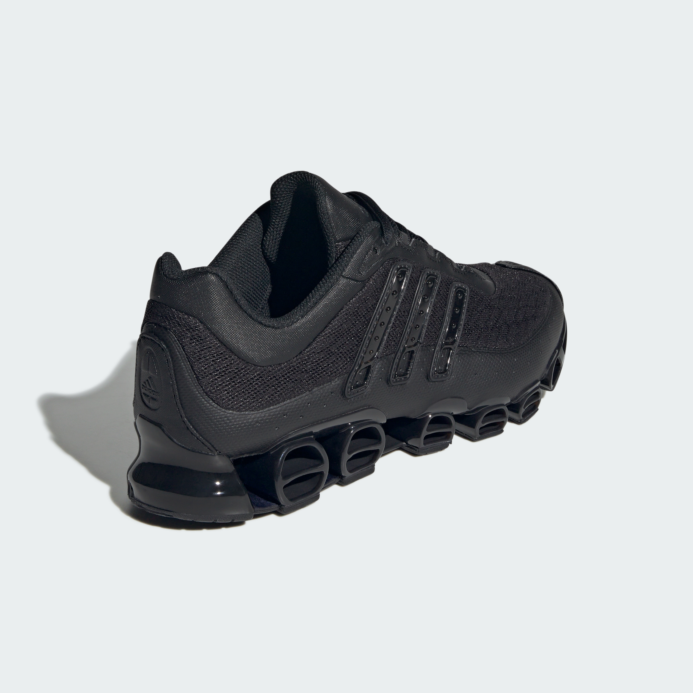 https://assets.adidas.com/images//27900221d583416fb366a8d8be657b6b_9366/JP9626_05_standard.jpg