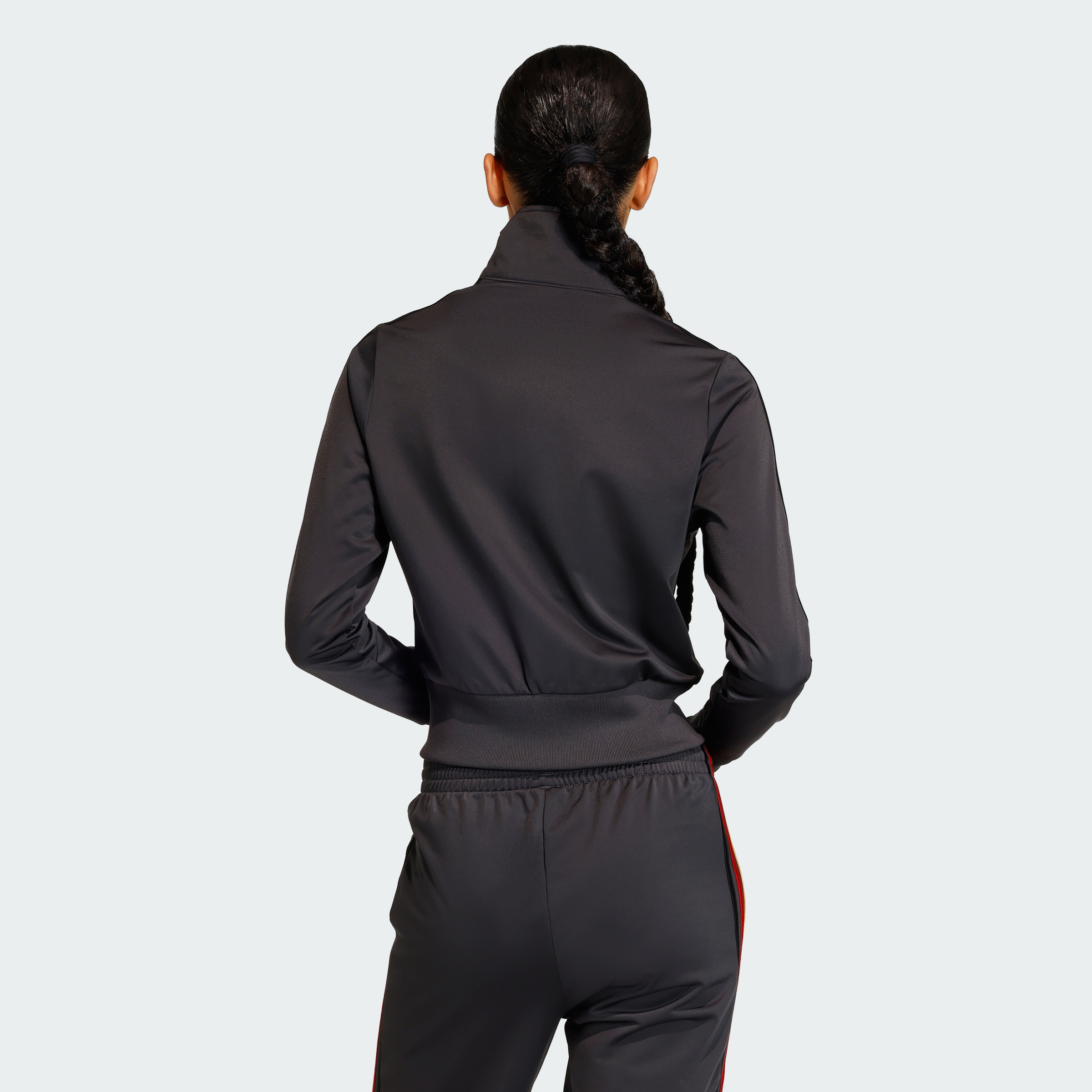 https://assets.adidas.com/images//d6f7453b146d4fa9ac44fe64b4337d50_9366/KC6564_23_hover_model.jpg