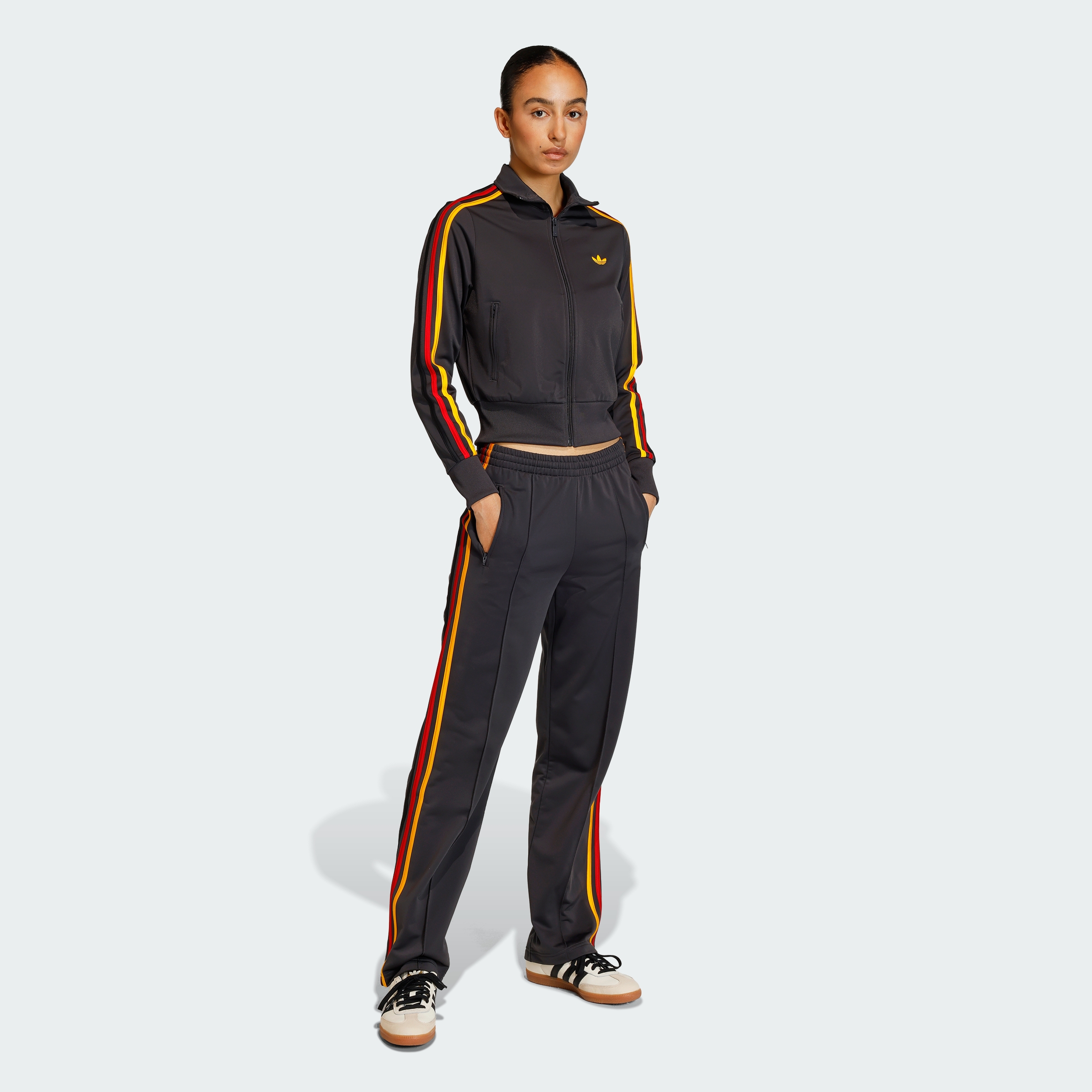 https://assets.adidas.com/images//9876f9a06a884001b2dfc06ee4b63f03_9366/KC6564_25_model.jpg