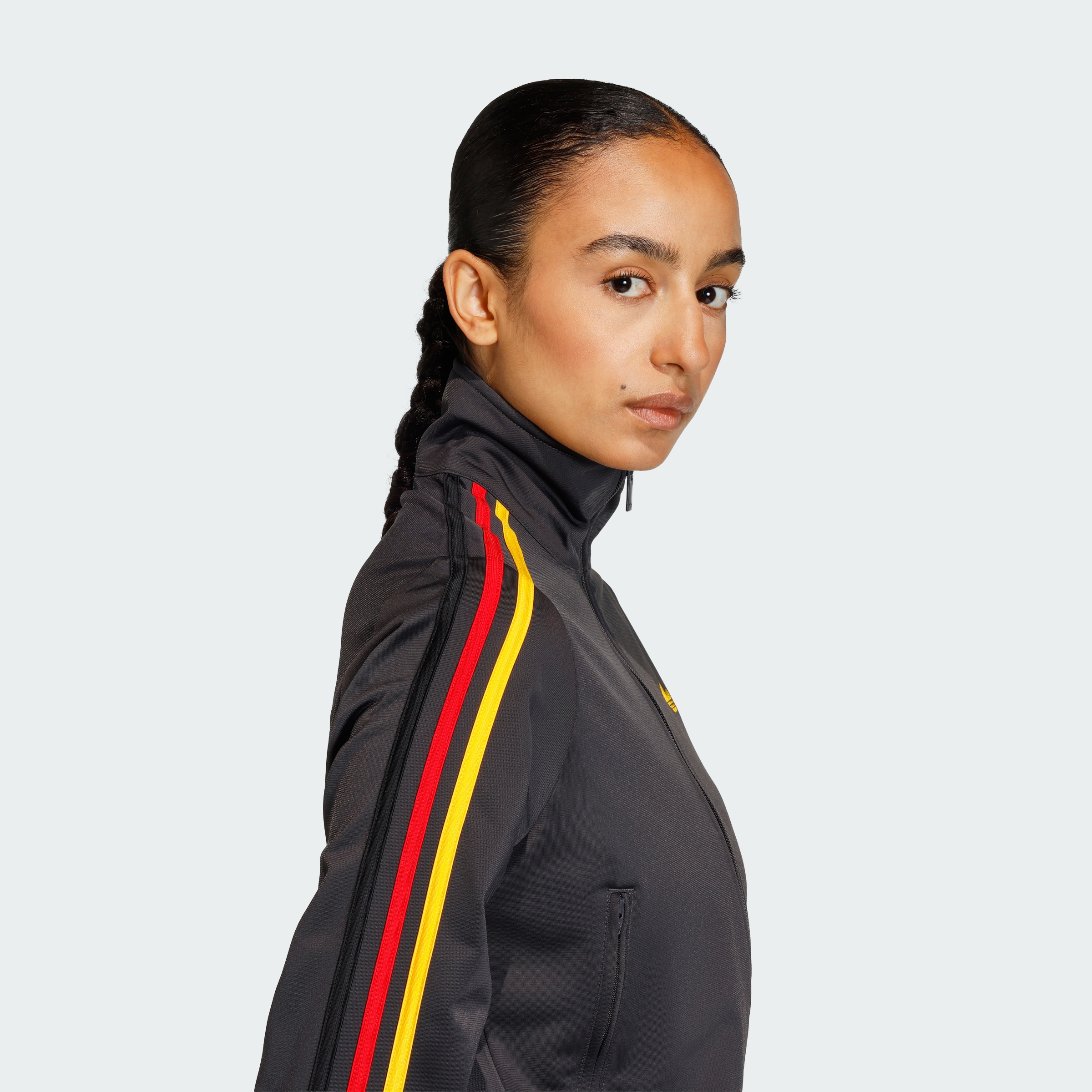 https://assets.adidas.com/images//e2f6fe1c15534ad993a0848ae5aa9ff8_9366/KC6564_41_detail.jpg