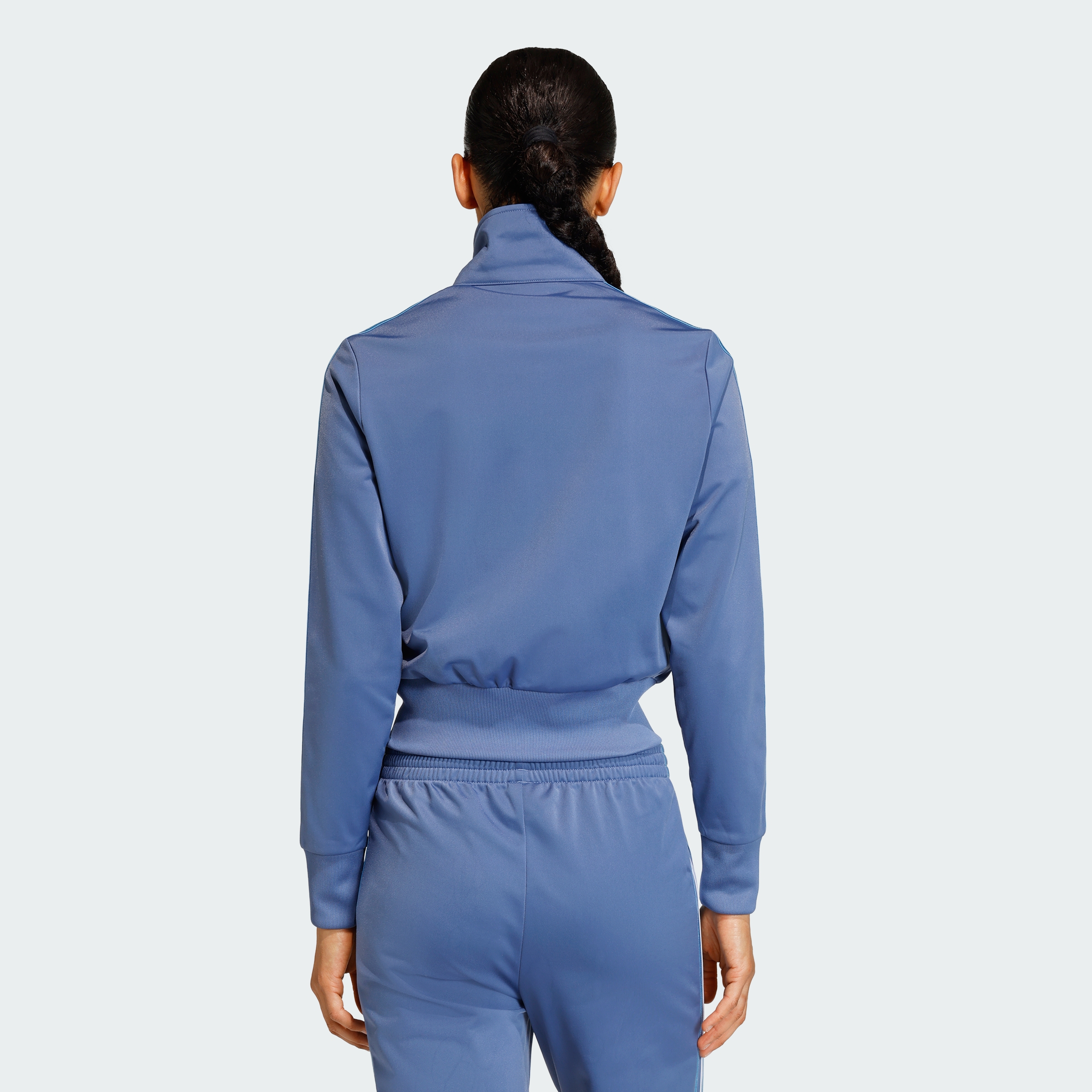 https://assets.adidas.com/images//08e5876d8b6c40cca442c8ca004f2d72_9366/KC6565_23_hover_model.jpg