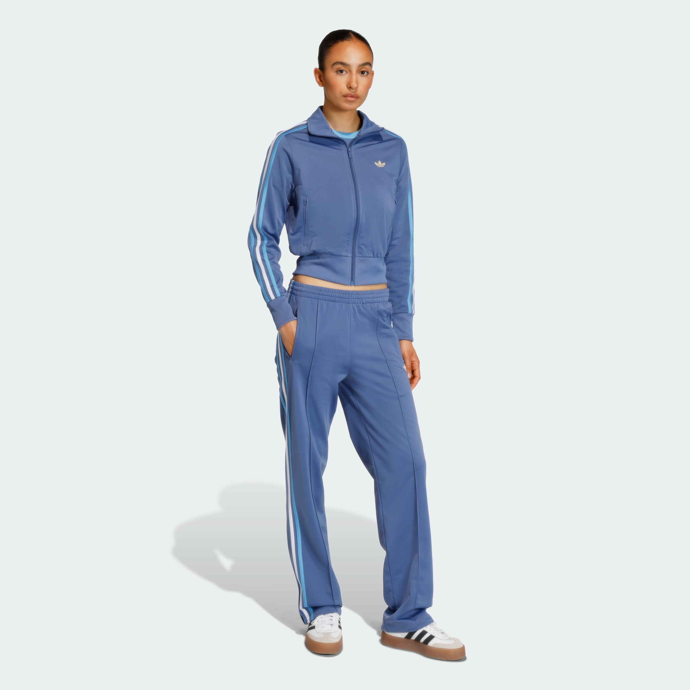 https://assets.adidas.com/images//b2e55c952cc14ac783ffa6739212db54_9366/KC6565_25_model.jpg