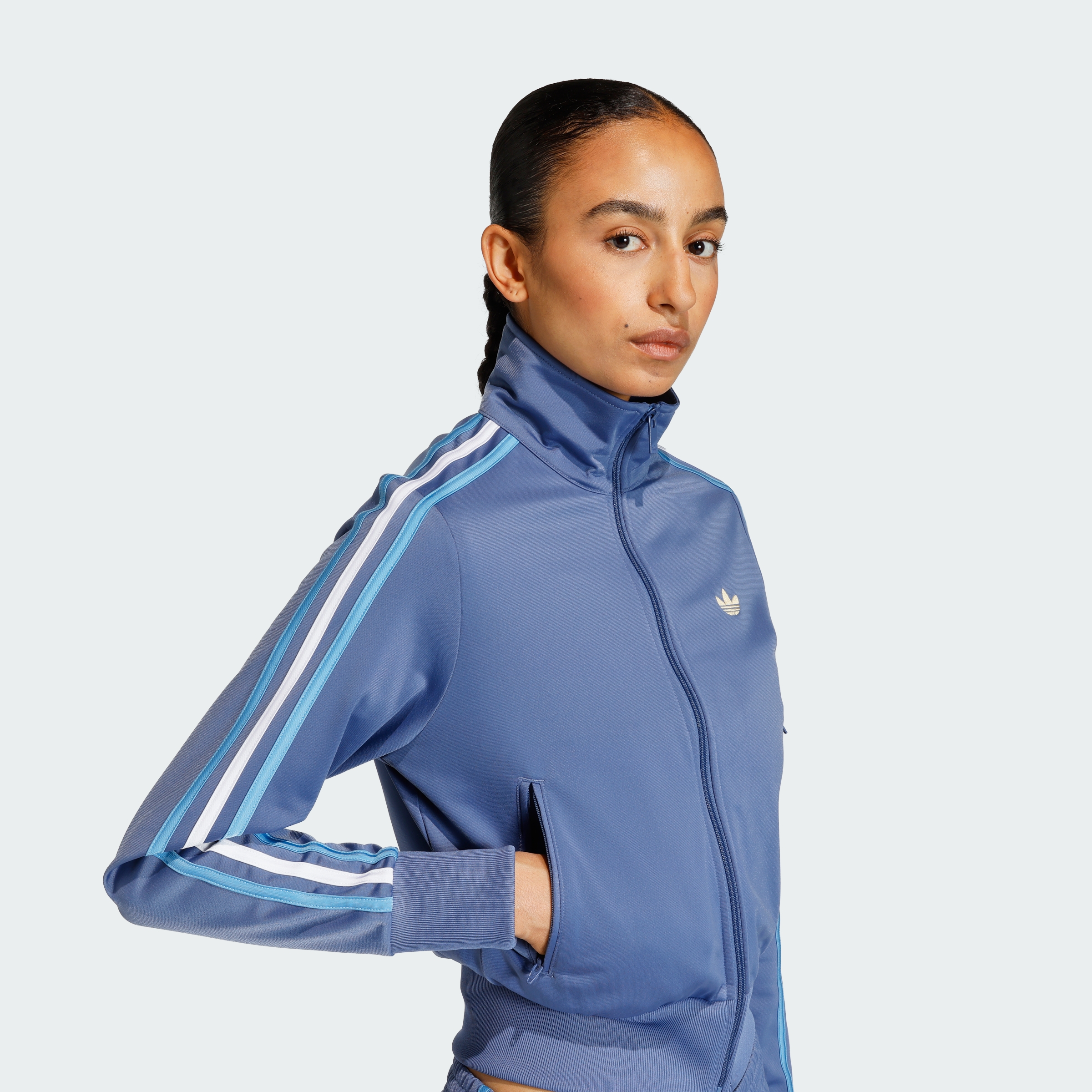 https://assets.adidas.com/images//853943a2904a4758b9c9b673ce6bbd1f_9366/KC6565_42_detail.jpg