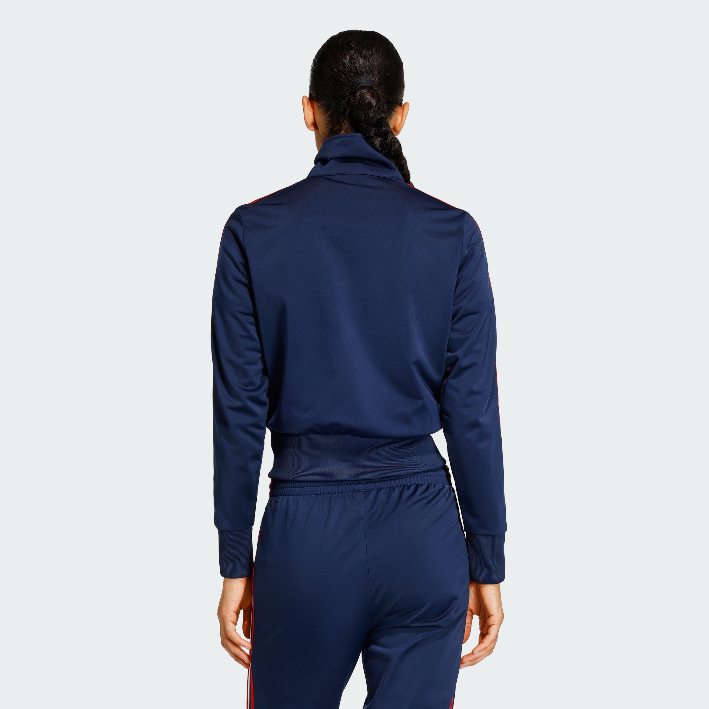 https://assets.adidas.com/images//0db245b59f8847019665cfa8f872b7d9_9366/KC6567_23_hover_model.jpg