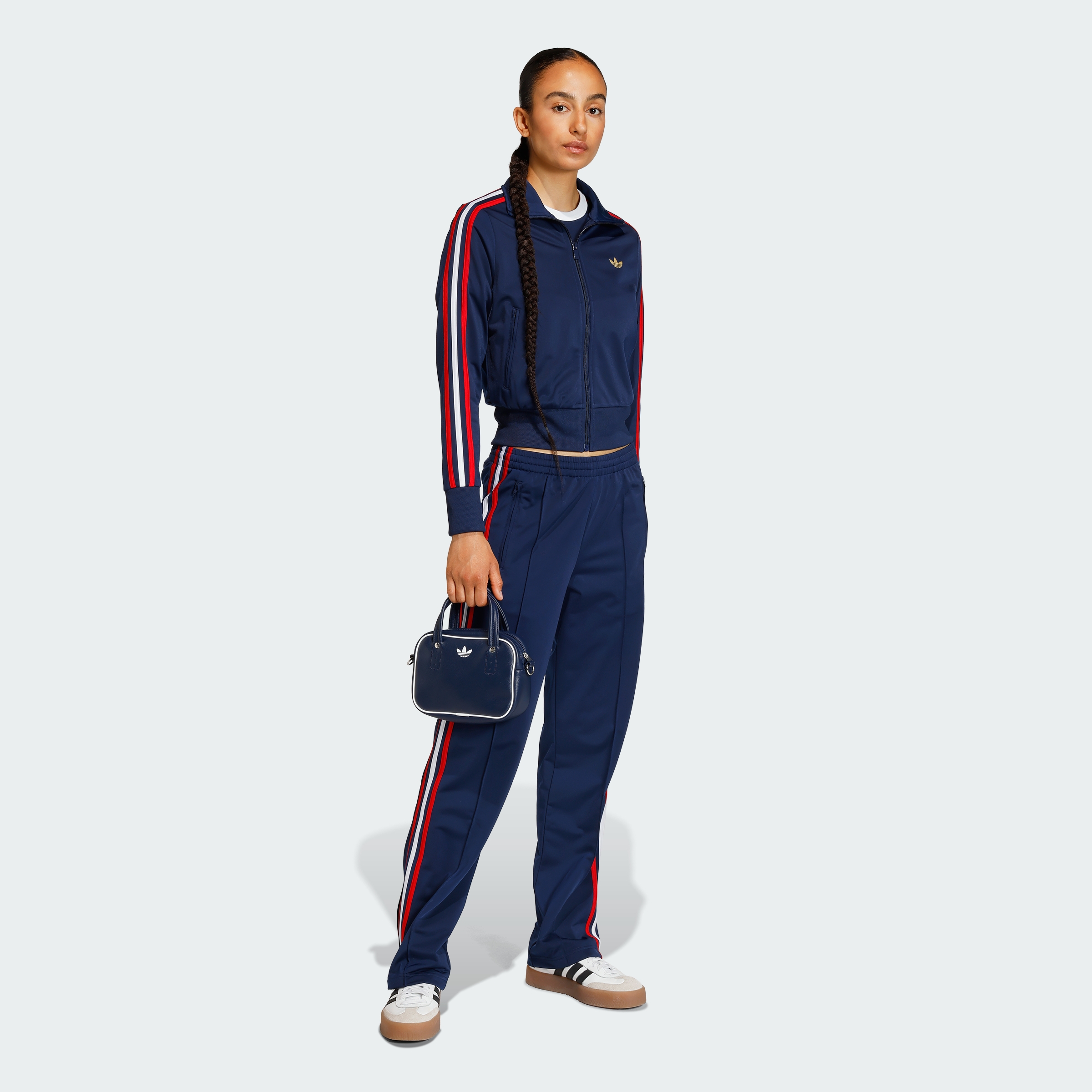 https://assets.adidas.com/images//f9e95421073645d1a40cca1d2196ac36_9366/KC6567_25_model.jpg